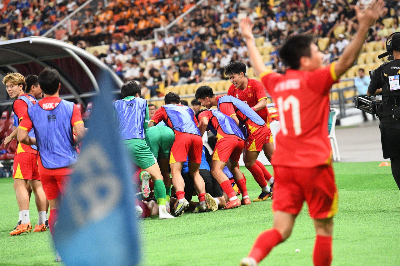 Hotboy Thanh Nhàn ghi bàn quyết định cho U22 Việt Nam cởi áo ăn mừng lộ body cực phẩm- Ảnh 10. Hotboy Thanh Nhàn ghi bàn quyết định cho U22 Việt Nam cởi áo ăn mừng lộ body cực phẩm- Ảnh 10.