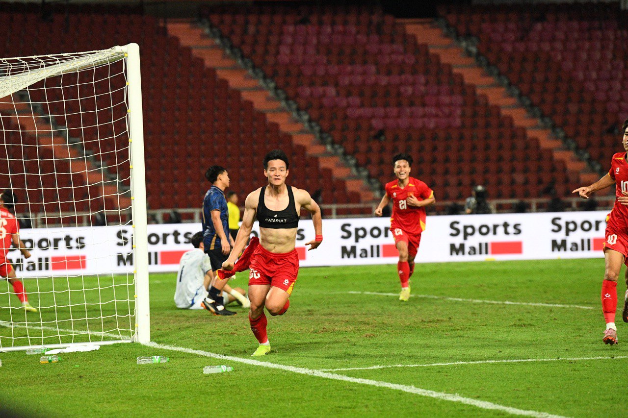 Hotboy Thanh Nhàn ghi bàn quyết định cho U22 Việt Nam cởi áo ăn mừng lộ body cực phẩm- Ảnh 9. Hotboy Thanh Nhàn ghi bàn quyết định cho U22 Việt Nam cởi áo ăn mừng lộ body cực phẩm- Ảnh 9.