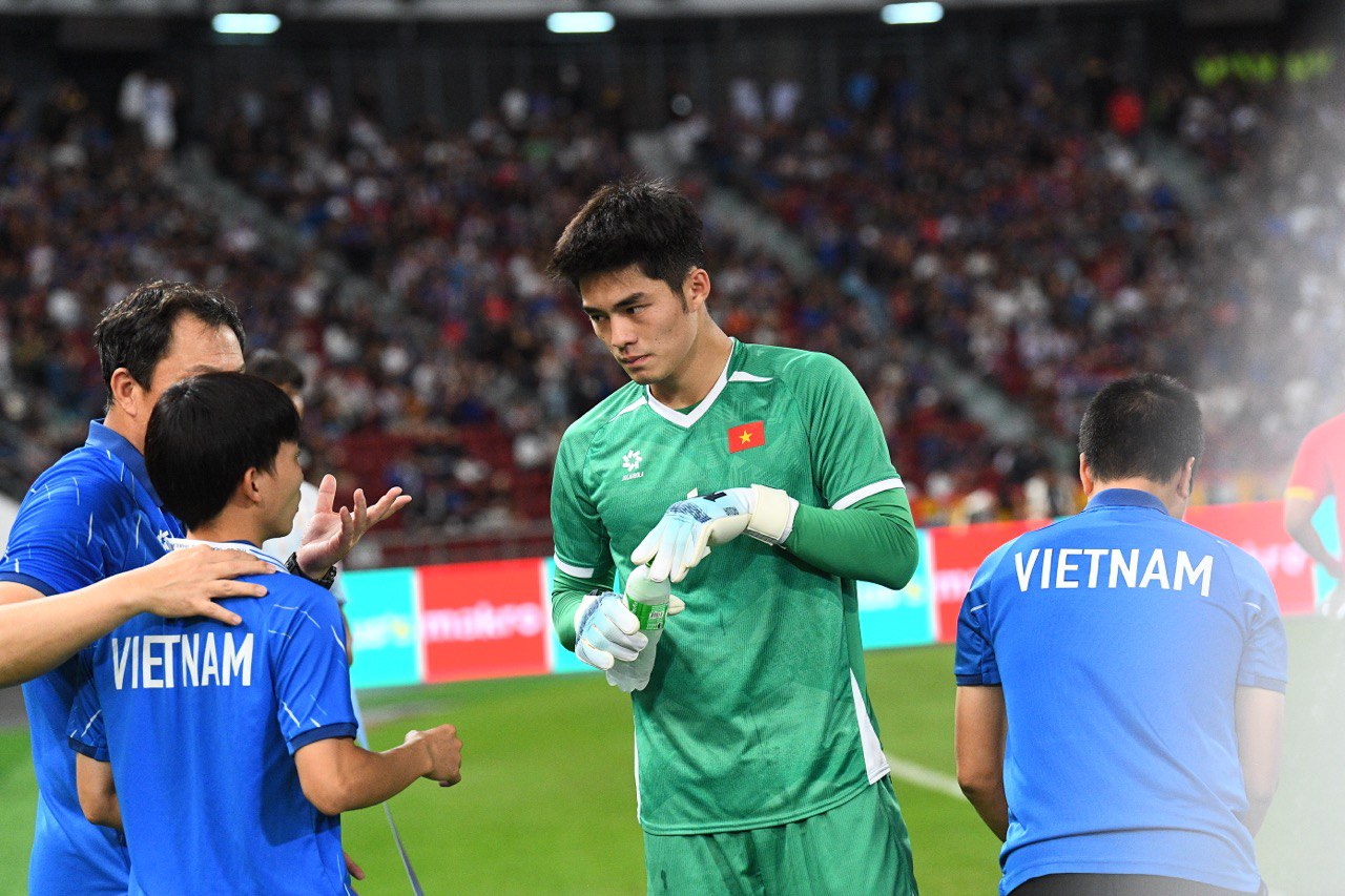 Đáng yêu vô đối: Thủ môn 1m91, visual cực phẩm của U22 Việt Nam hồn nhiên khoe HCV SEA Games Đáng yêu vô đối: Thủ môn 1m91, visual cực phẩm của U22 Việt Nam hồn nhiên khoe HCV SEA Games