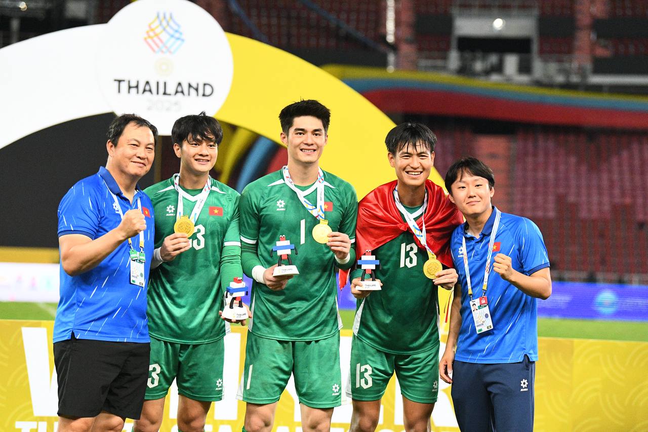 Đáng yêu vô đối: Thủ môn 1m91, visual cực phẩm của U22 Việt Nam hồn nhiên khoe HCV SEA Games Đáng yêu vô đối: Thủ môn 1m91, visual cực phẩm của U22 Việt Nam hồn nhiên khoe HCV SEA Games