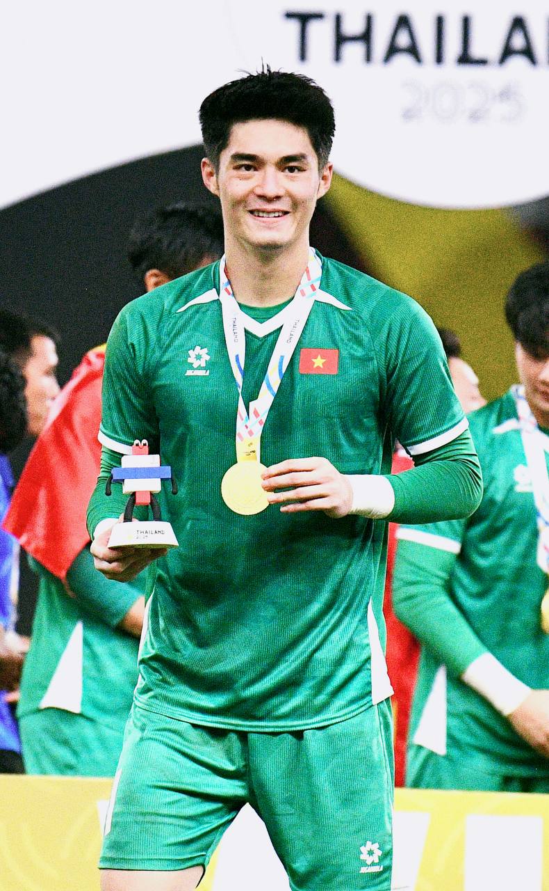 Đáng yêu vô đối: Thủ môn 1m91, visual cực phẩm của U22 Việt Nam hồn nhiên khoe HCV SEA Games Đáng yêu vô đối: Thủ môn 1m91, visual cực phẩm của U22 Việt Nam hồn nhiên khoe HCV SEA Games