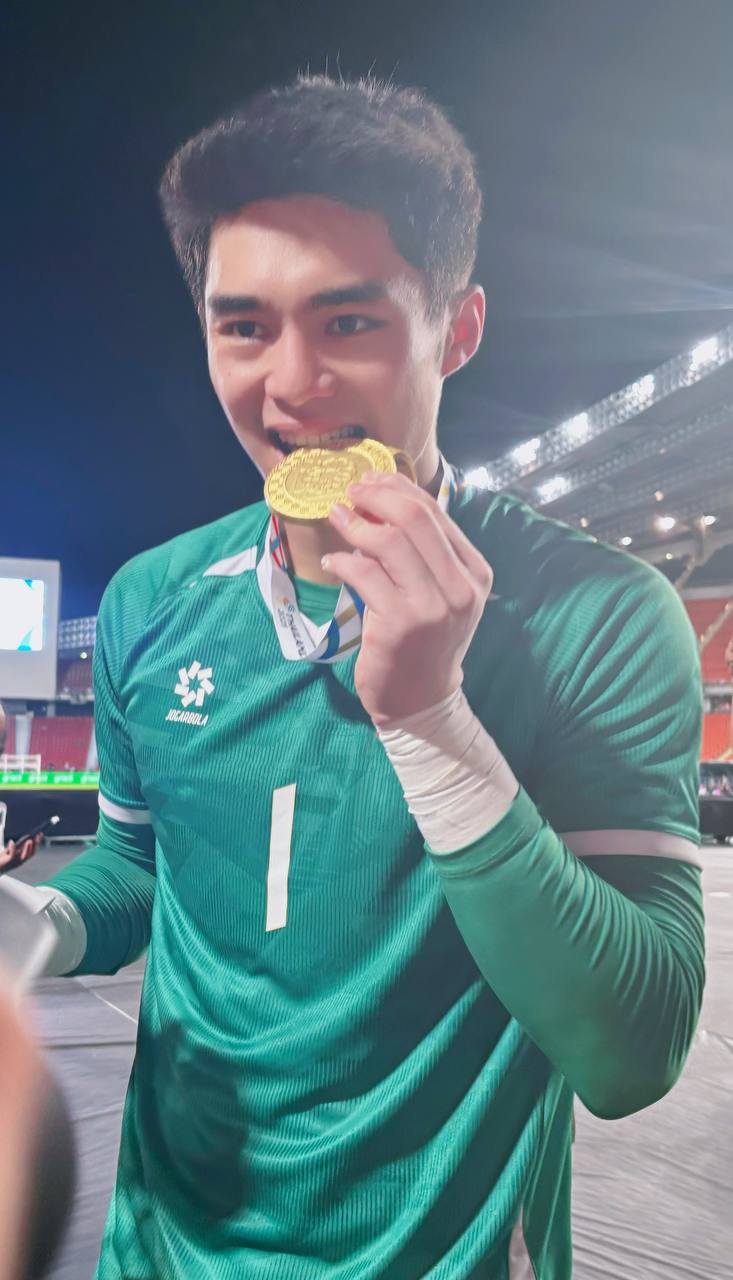 Đáng yêu vô đối: Thủ môn 1m91, visual cực phẩm của U22 Việt Nam hồn nhiên khoe HCV SEA Games Đáng yêu vô đối: Thủ môn 1m91, visual cực phẩm của U22 Việt Nam hồn nhiên khoe HCV SEA Games