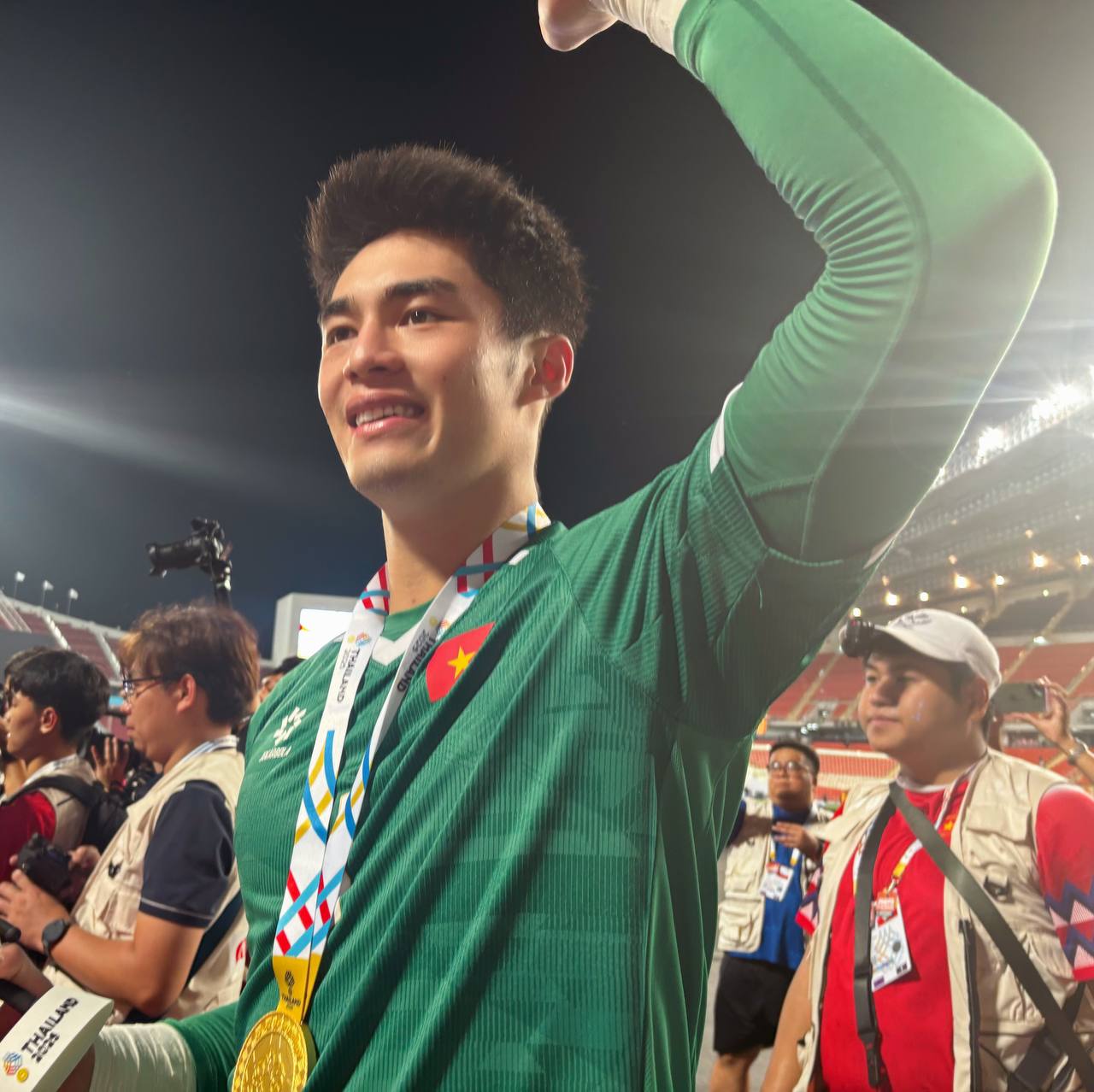 Đáng yêu vô đối: Thủ môn 1m91, visual cực phẩm của U22 Việt Nam hồn nhiên khoe HCV SEA Games Đáng yêu vô đối: Thủ môn 1m91, visual cực phẩm của U22 Việt Nam hồn nhiên khoe HCV SEA Games