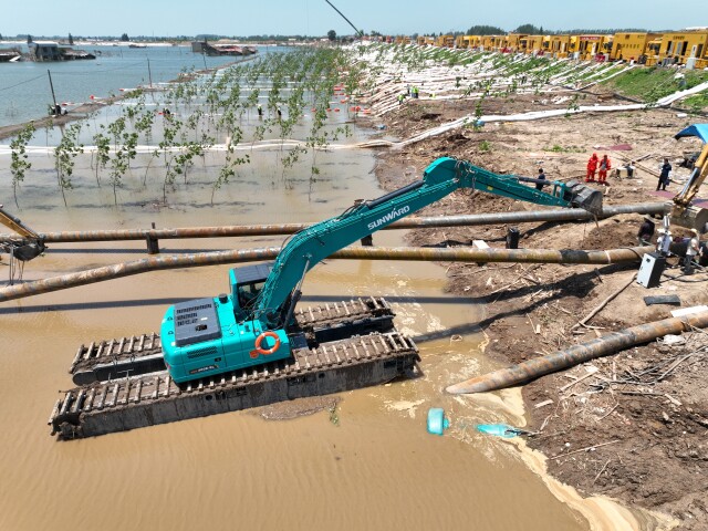 Ph&aacute;t minh của Trung Quốc l&agrave;m rung chuyển ng&agrave;nh x&acirc;y dựng v&agrave; cứu hộ: m&aacute;y x&uacute;c 'biến h&igrave;nh' th&agrave;nh t&agrave;u thủy, hoạt động li&ecirc;n tục 12 giờ giữa v&ugrave;ng lũ lụt- Ảnh 4.
