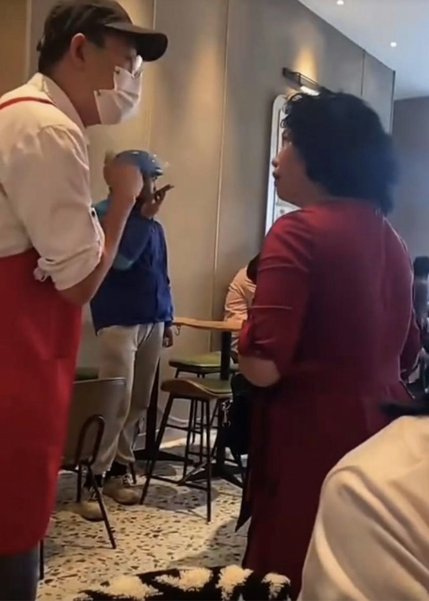 Shipper bị khách nữ đuổi khỏi Starbucks trong lúc đang chờ lấy đồ, lý do gây phẫn nộ- Ảnh 1. Shipper bị khách nữ đuổi khỏi Starbucks trong lúc đang chờ lấy đồ, lý do gây phẫn nộ- Ảnh 1.