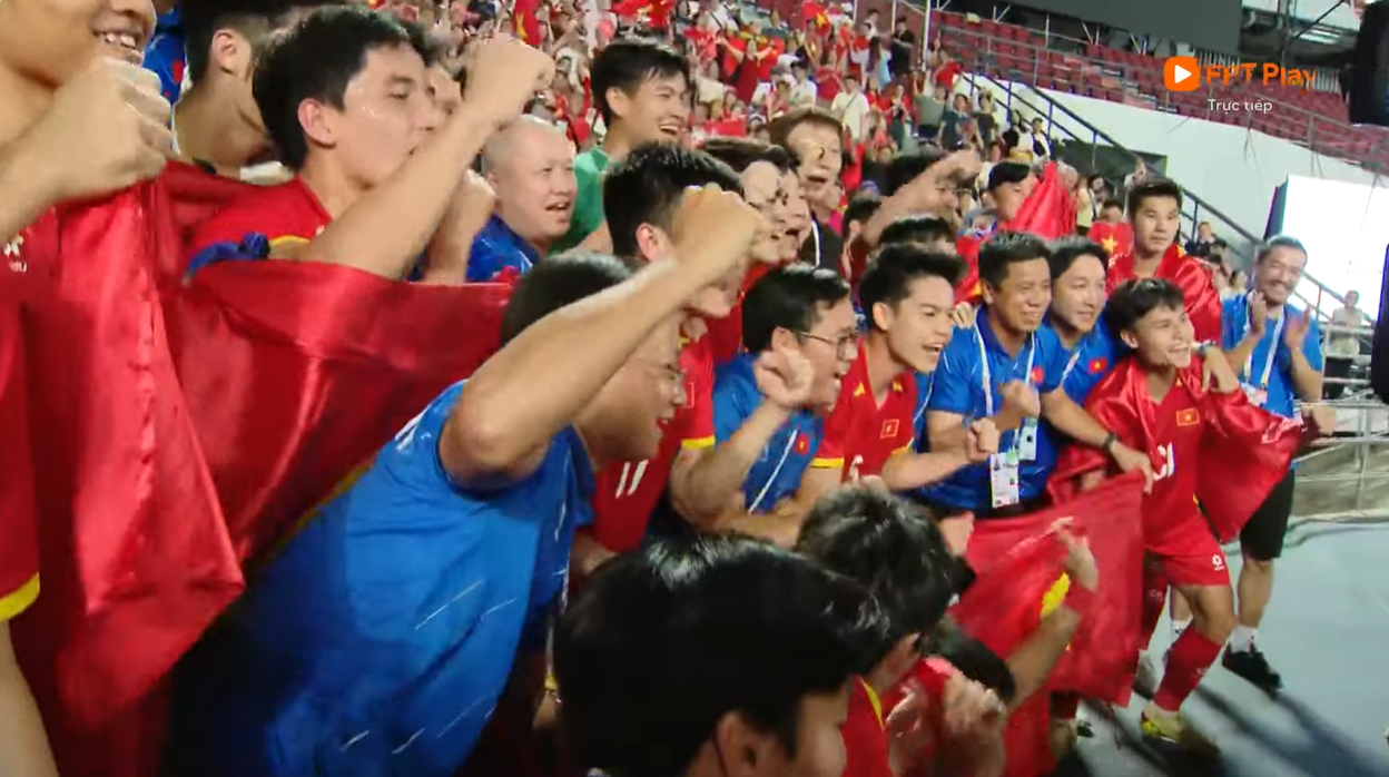 Điều gì đã diễn ra trong phòng thay đồ của Việt Nam sau khi bị thua 2 bàn?- Ảnh 3. Điều gì đã diễn ra trong phòng thay đồ của Việt Nam sau khi bị thua 2 bàn?- Ảnh 3.