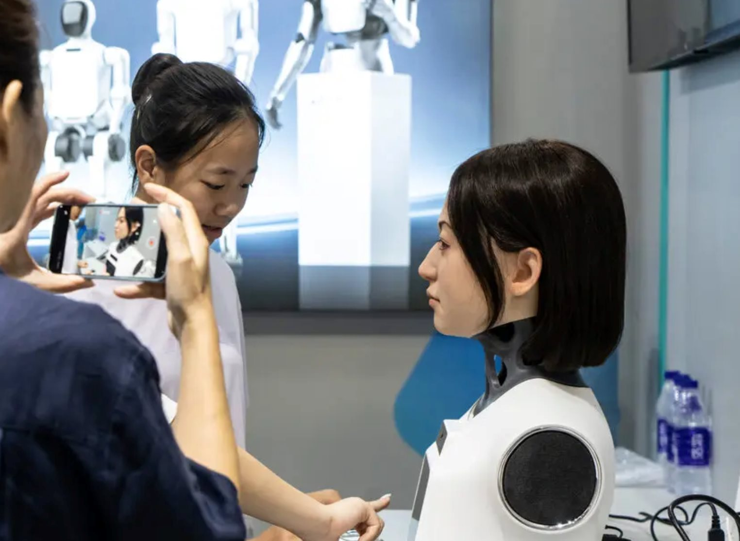 2.000.000 con robot khiến Trung Quốc đối mặt bong b&oacute;ng c&ocirc;ng nghệ kỷ lục- Ảnh 1.