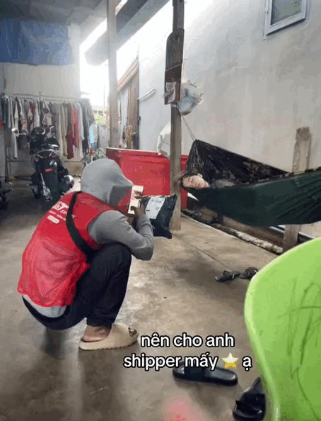 Đi ship hàng thấy khách ngủ không nỡ gọi, anh shipper có pha xử lý hút 1,5 triệu người xem- Ảnh 1. Đi ship hàng thấy khách ngủ không nỡ gọi, anh shipper có pha xử lý hút 1,5 triệu người xem- Ảnh 1.