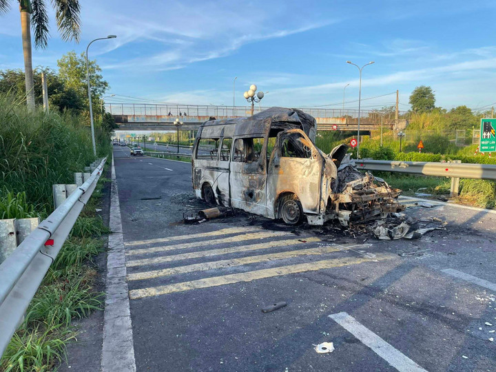 Xe cứu thương va chạm &ocirc; t&ocirc; đầu k&eacute;o tr&ecirc;n cao tốc TP.HCM-Dầu Gi&acirc;y, 3 người tử vong- Ảnh 1.