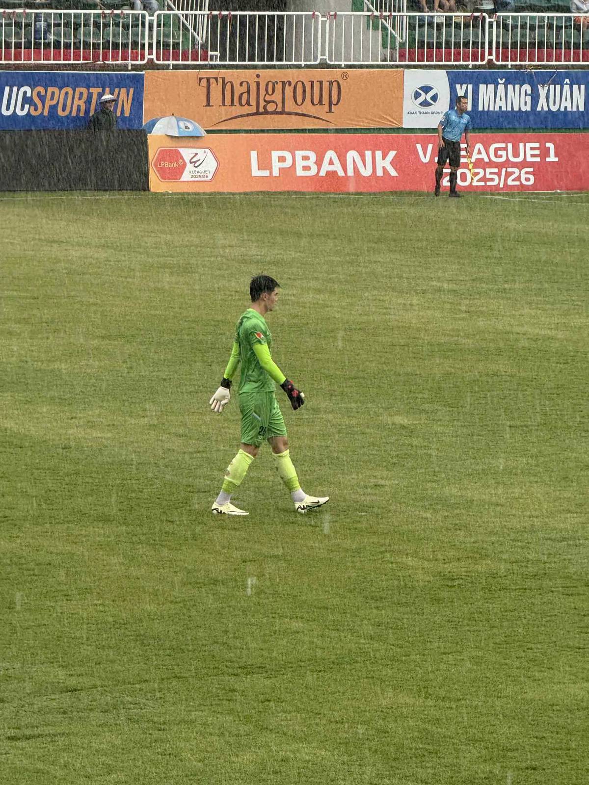 Chân dung thủ môn Việt cao 1m91 trong trận gặp Thái Lan- Ảnh 12. Chân dung thủ môn Việt cao 1m91 trong trận gặp Thái Lan- Ảnh 12.