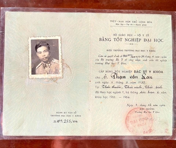 Tấm bằng đại học Y gần 60 năm tuổi v&agrave; c&acirc;u chuyện về một b&aacute;c sĩ qu&acirc;n y- Ảnh 1.