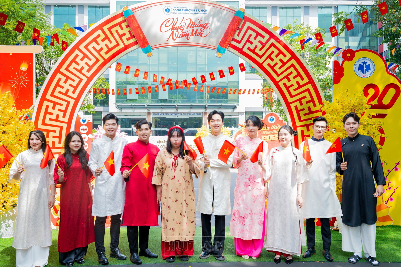 Một trường đại học ở TPHCM thưởng Tết 30 triệu đồng/người, từ hiệu trưởng đến lao c&ocirc;ng- Ảnh 1.