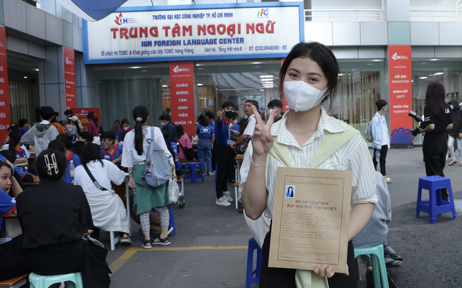 Vừa bảo vệ kh&oacute;a luận xong, sinh vi&ecirc;n ngỡ ng&agrave;ng đ&oacute;n "tuyết rơi" giữa s&acirc;n trường- Ảnh 6.