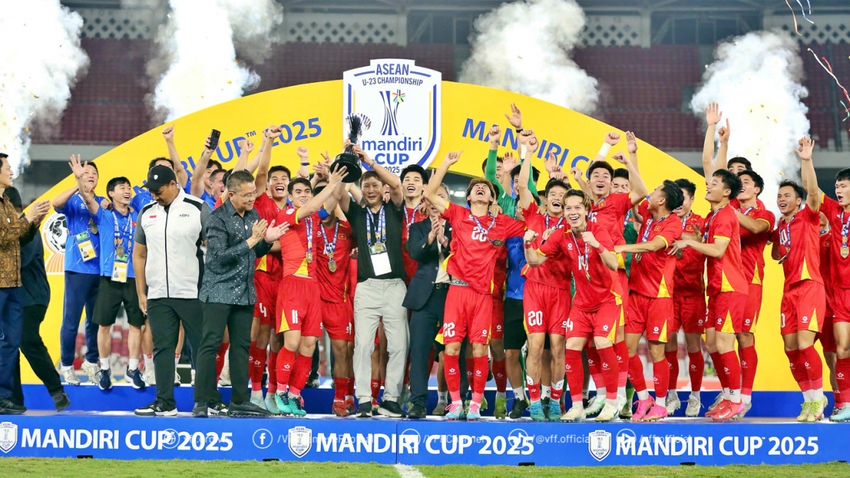 "Cú ăn ba" lịch sử Đông Nam Á của HLV Kim Sang-sik, ngay cả ông Park Hang-seo cũng không có được- Ảnh 2. "Cú ăn ba" lịch sử Đông Nam Á của HLV Kim Sang-sik, ngay cả ông Park Hang-seo cũng không có được- Ảnh 2.