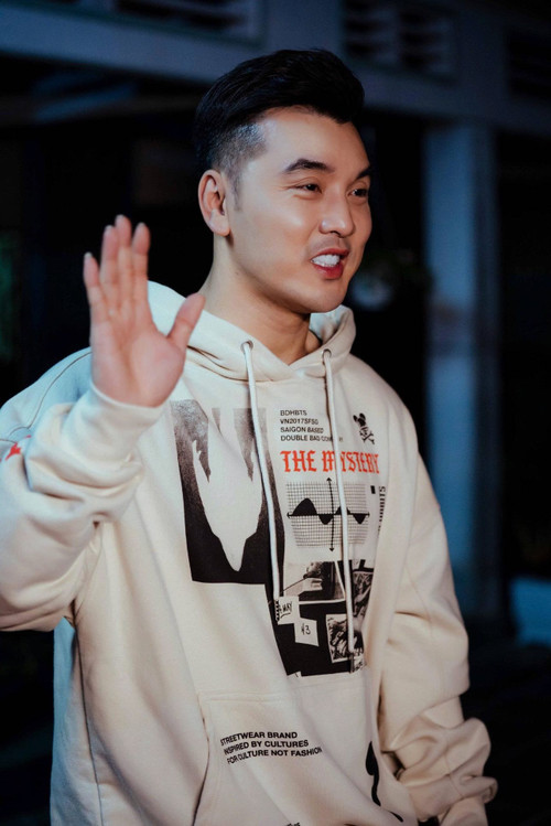 Ưng Ho&agrave;ng Ph&uacute;c đ&aacute;p trả- Ảnh 1.