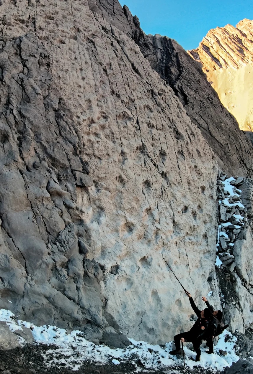 20.000 dấu chân quái vật bất ngờ hiện ra trong ảnh chụp vách núi- Ảnh 2. 20.000 dấu chân quái vật bất ngờ hiện ra trong ảnh chụp vách núi- Ảnh 2.