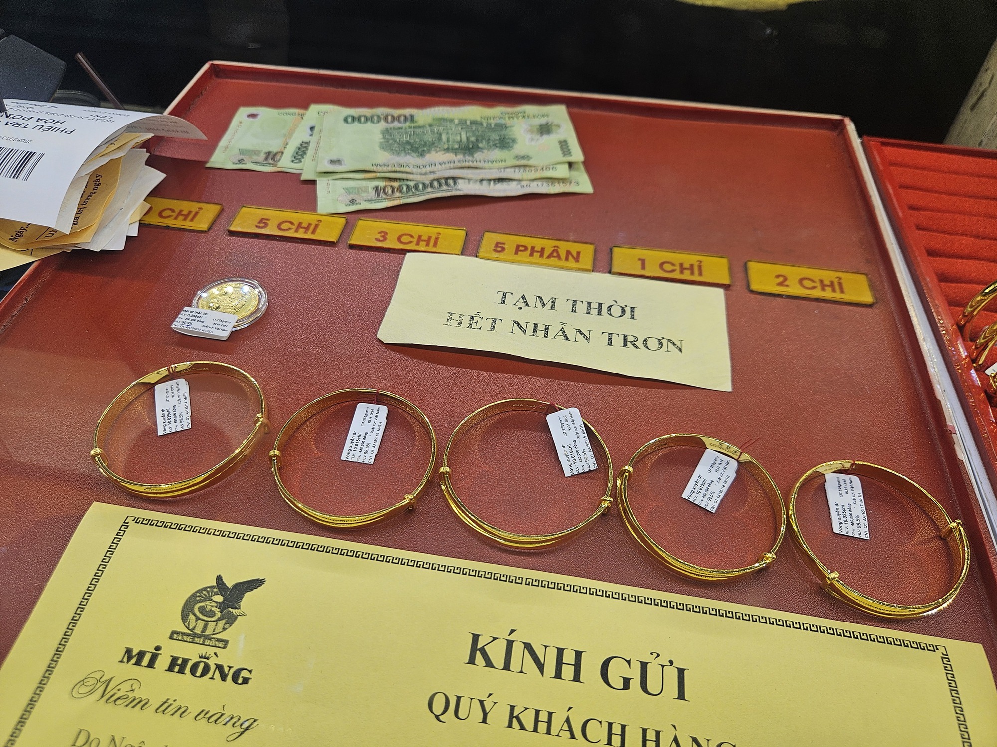 S&aacute;ng 18-12, gi&aacute; v&agrave;ng nhẫn bất ngờ giảm- Ảnh 1.