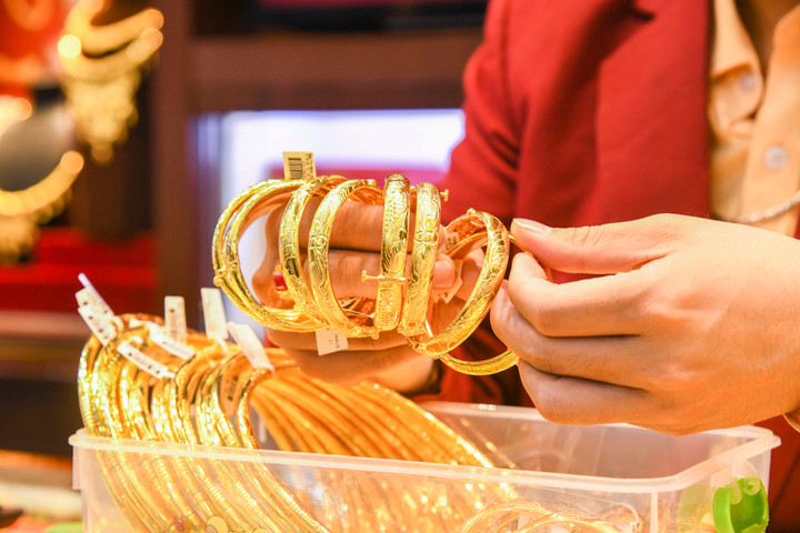 Gi&aacute; v&agrave;ng h&ocirc;m nay 18/12: Tiếp tục tăng cao- Ảnh 1.