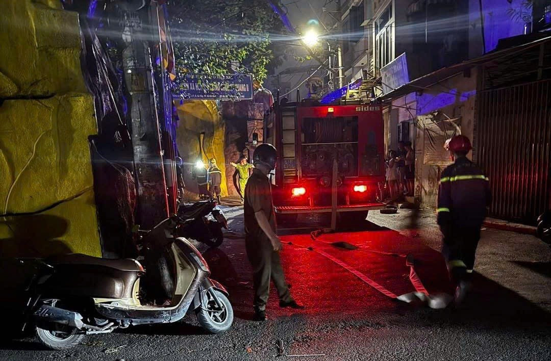 Ch&aacute;y ch&ugrave;a Kỳ Quang 2 ở TPHCM, nhiều người hoảng loạn th&aacute;o chạy- Ảnh 1.