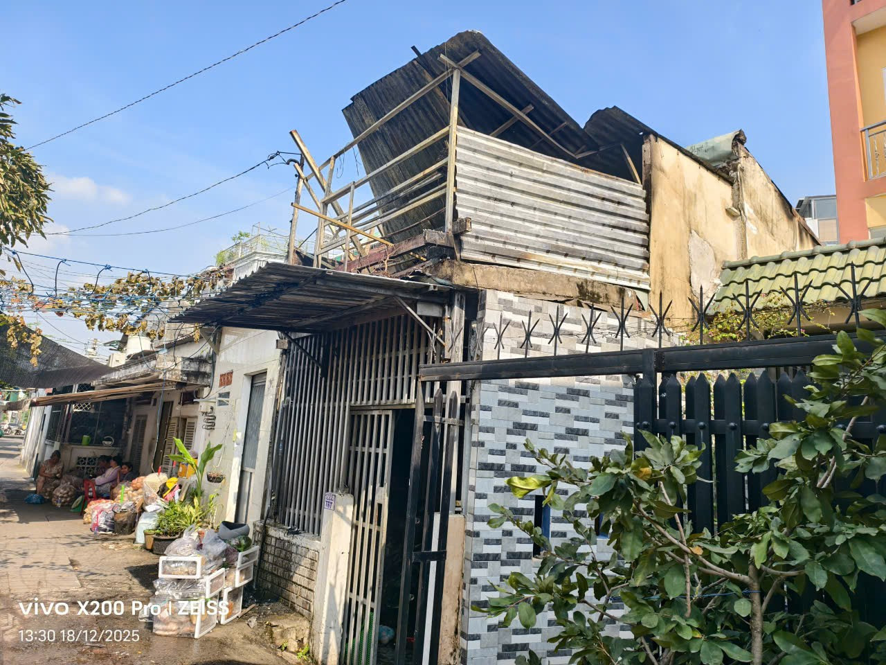 Đang nấu ăn, lửa bất ngờ b&ugrave;ng l&ecirc;n tại bếp g&acirc;y ch&aacute;y nh&agrave;, thi&ecirc;u rụi nhiều t&agrave;i sản- Ảnh 3.