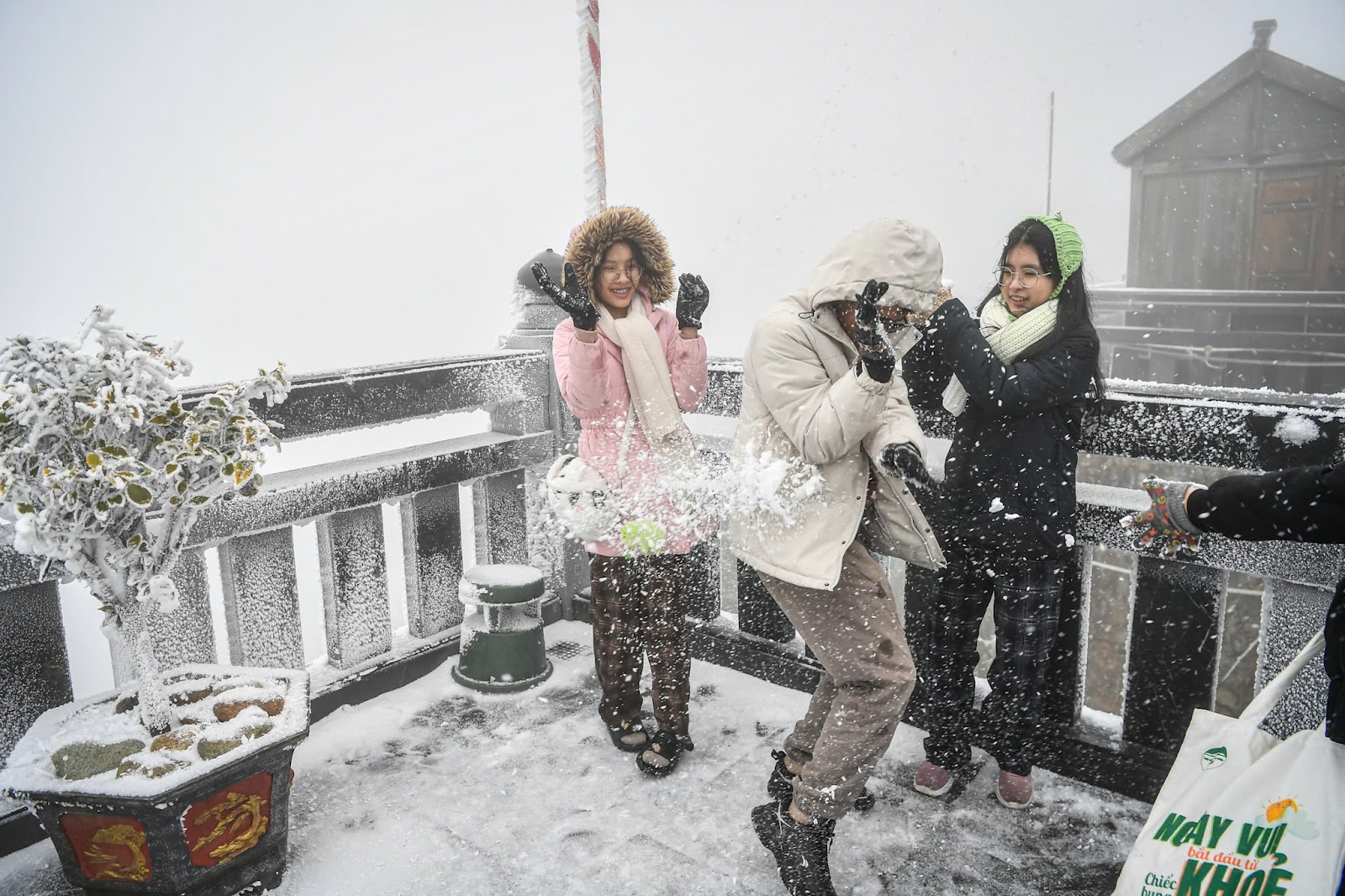 Cảnh tượng tuyết phủ trắng n&oacute;c nh&agrave;, lối đi ở Fansipan đầu năm nay: D&acirc;n t&igrave;nh c&agrave;ng hừng hực kh&iacute; thế đi 