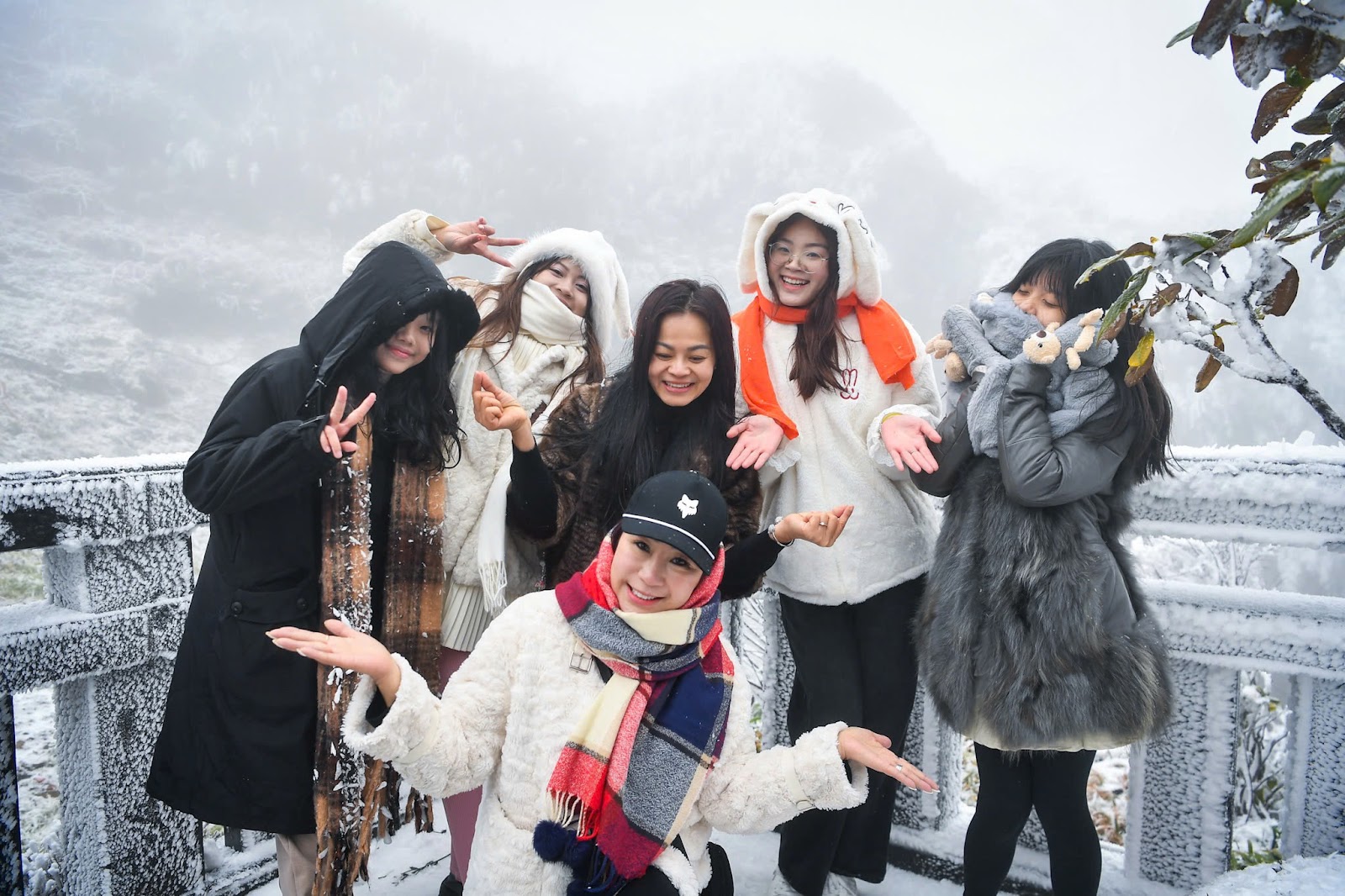 Cảnh tượng tuyết phủ trắng n&oacute;c nh&agrave;, lối đi ở Fansipan đầu năm nay: D&acirc;n t&igrave;nh c&agrave;ng hừng hực kh&iacute; thế đi 