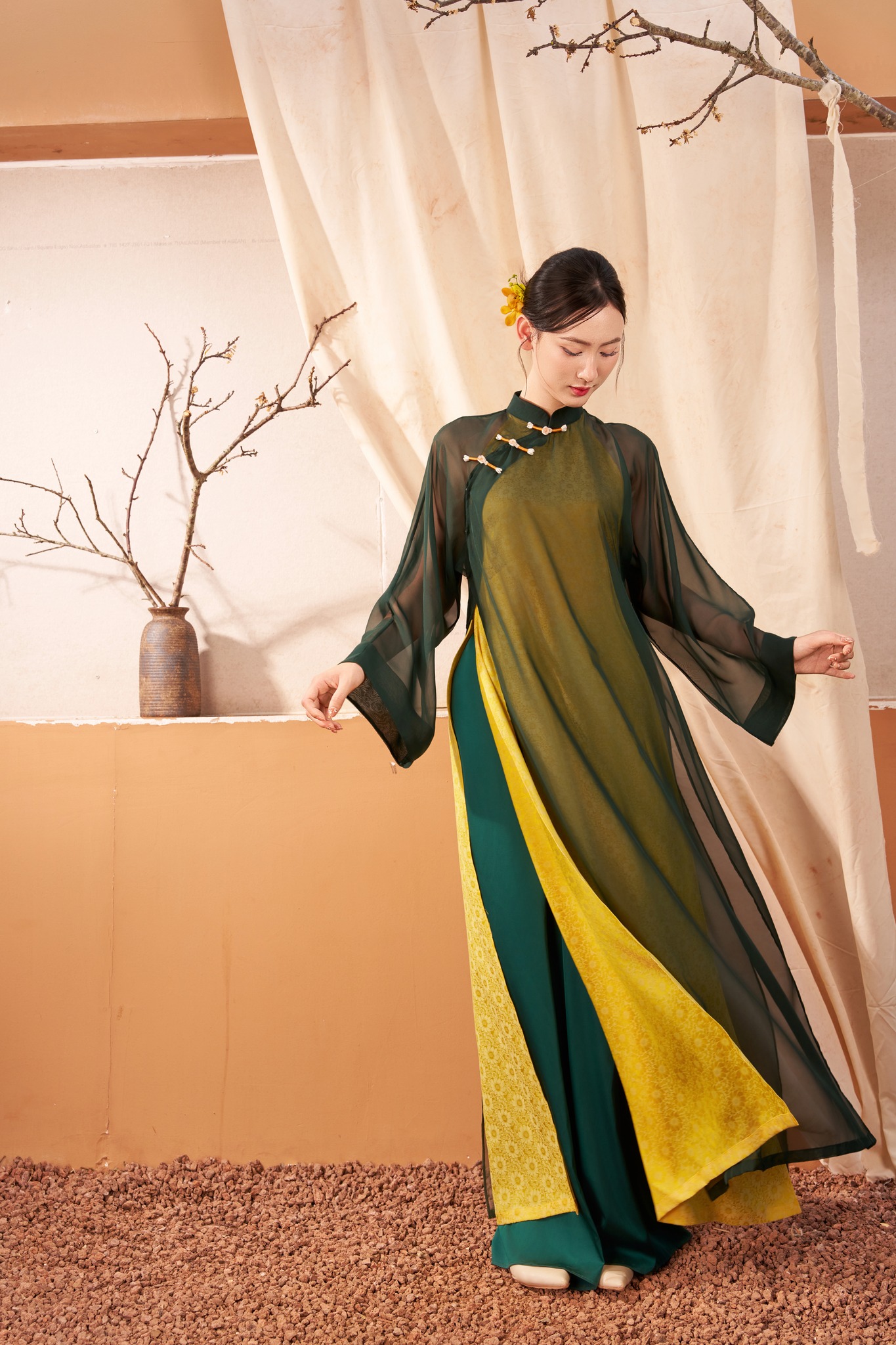 T&acirc;m điểm xu hướng &aacute;o d&agrave;i Tết 2026: &Aacute;o d&agrave;i t&agrave; k&eacute;p (4 t&agrave;) nh&acirc;n đ&ocirc;i vẻ thướt tha, sang chảnh cho ph&aacute;i đẹp- Ảnh 17.