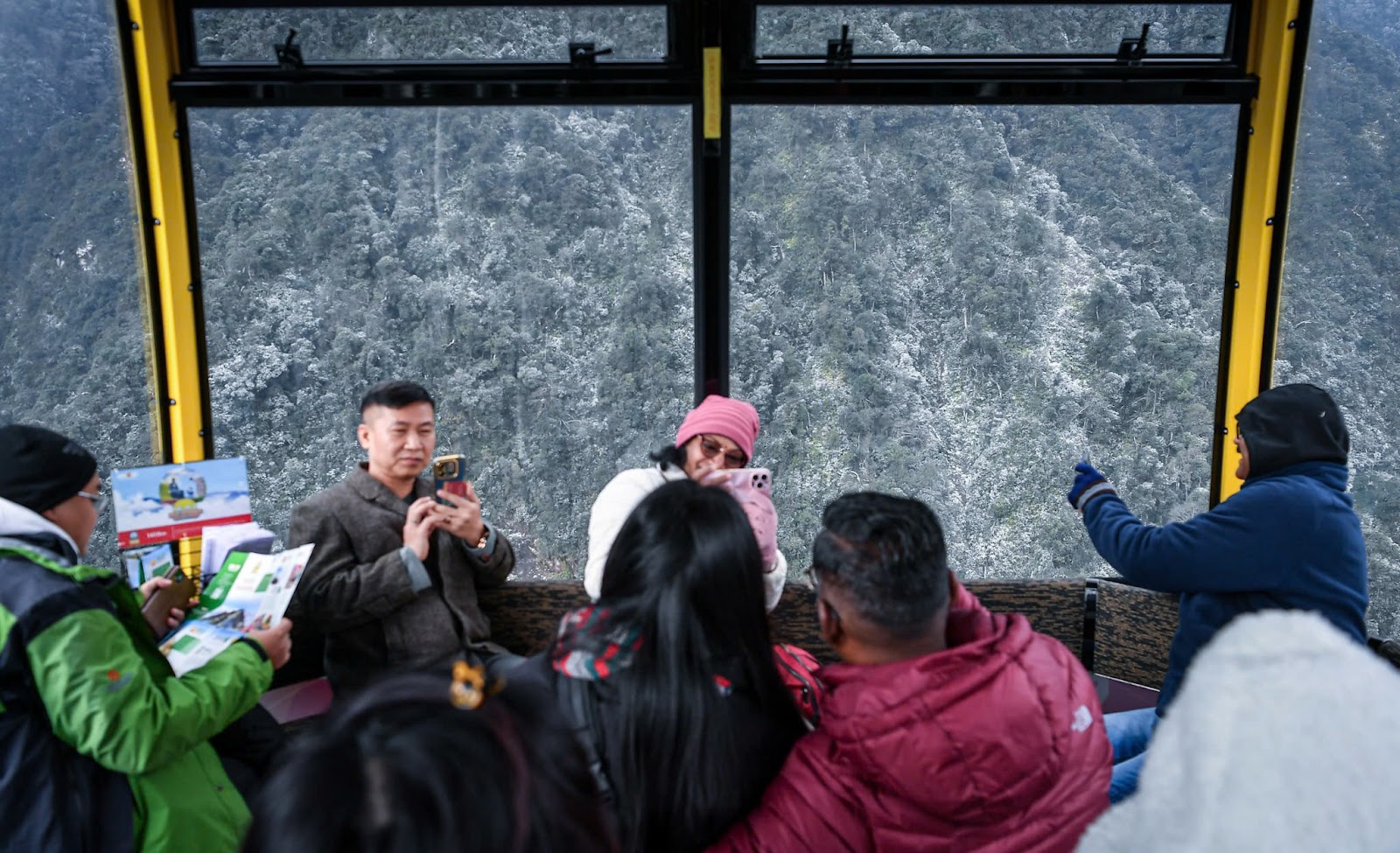 Cảnh tượng tuyết phủ trắng n&oacute;c nh&agrave;, lối đi ở Fansipan đầu năm nay: D&acirc;n t&igrave;nh c&agrave;ng hừng hực kh&iacute; thế đi 