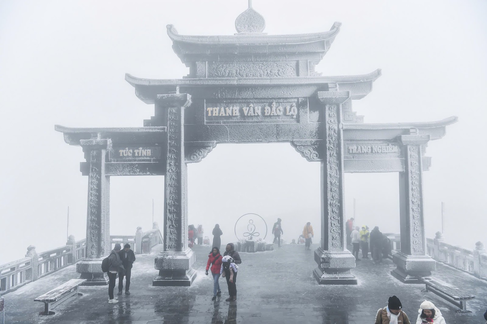 Cảnh tượng tuyết phủ trắng n&oacute;c nh&agrave;, lối đi ở Fansipan đầu năm nay: D&acirc;n t&igrave;nh c&agrave;ng hừng hực kh&iacute; thế đi 