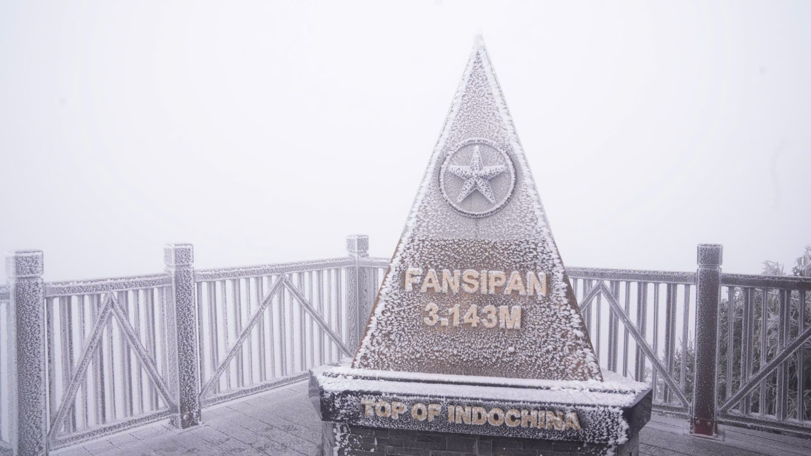 Cảnh tượng tuyết phủ trắng n&oacute;c nh&agrave;, lối đi ở Fansipan đầu năm nay: D&acirc;n t&igrave;nh c&agrave;ng hừng hực kh&iacute; thế đi 