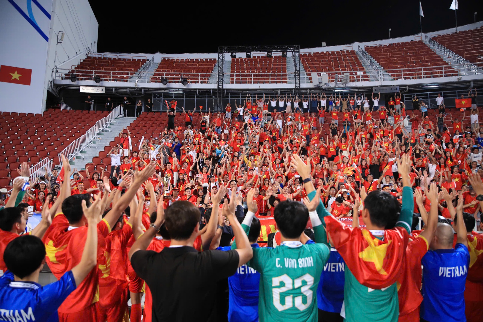 U22 Việt Nam tung HLV Kim Sang-sik l&ecirc;n ăn mừng HCV SEA Games! Đ&atilde; qu&aacute; Việt Nam ơi- Ảnh 7.