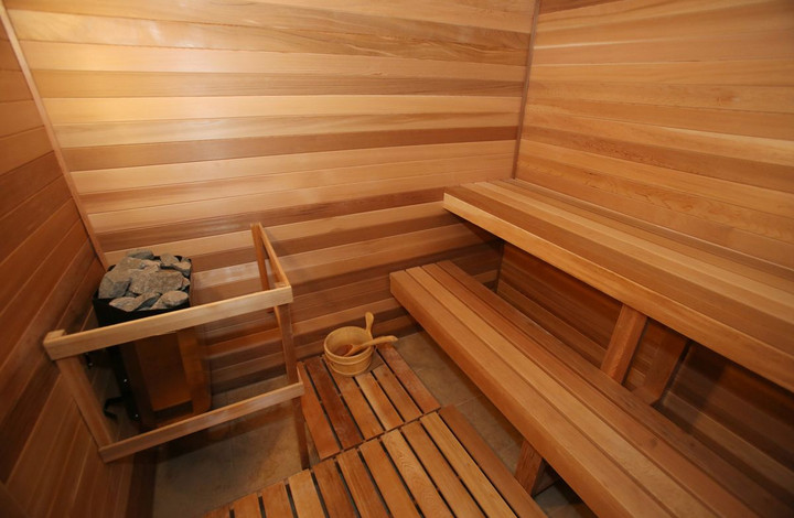 Bị mắc kẹt trong ph&ograve;ng x&ocirc;ng hơi, cặp vợ chồng chết thương t&acirc;m- Ảnh 2.