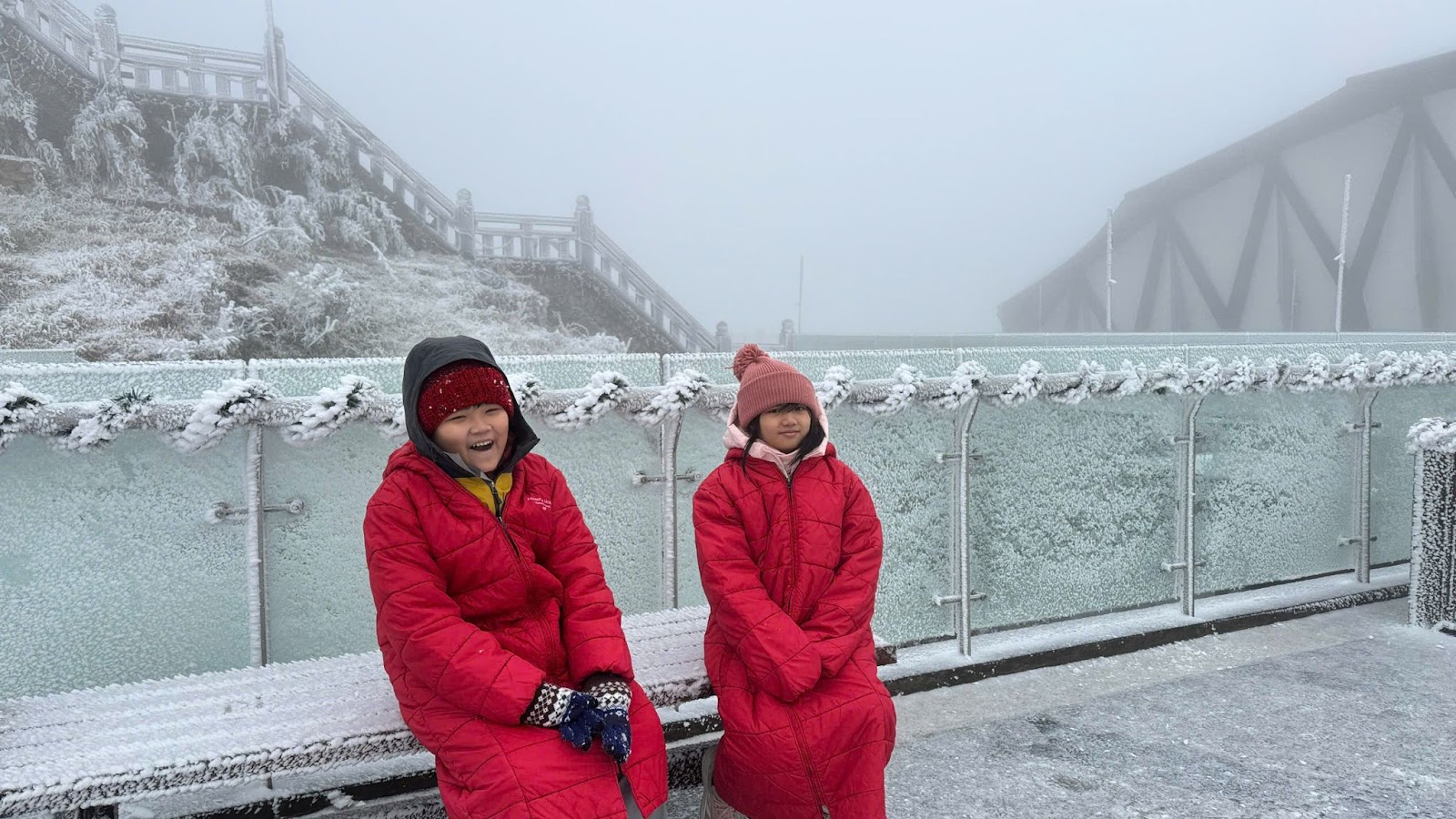 Cảnh tượng tuyết phủ trắng n&oacute;c nh&agrave;, lối đi ở Fansipan đầu năm nay: D&acirc;n t&igrave;nh c&agrave;ng hừng hực kh&iacute; thế đi 