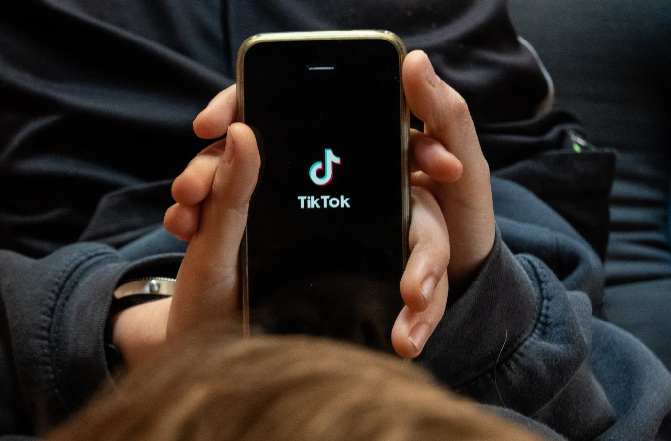 N&oacute;ng: TikTok chấp nhận b&aacute;n m&igrave;nh, &ocirc;ng chủ mới l&agrave; tỷ ph&uacute; quen thuộc- Ảnh 1.