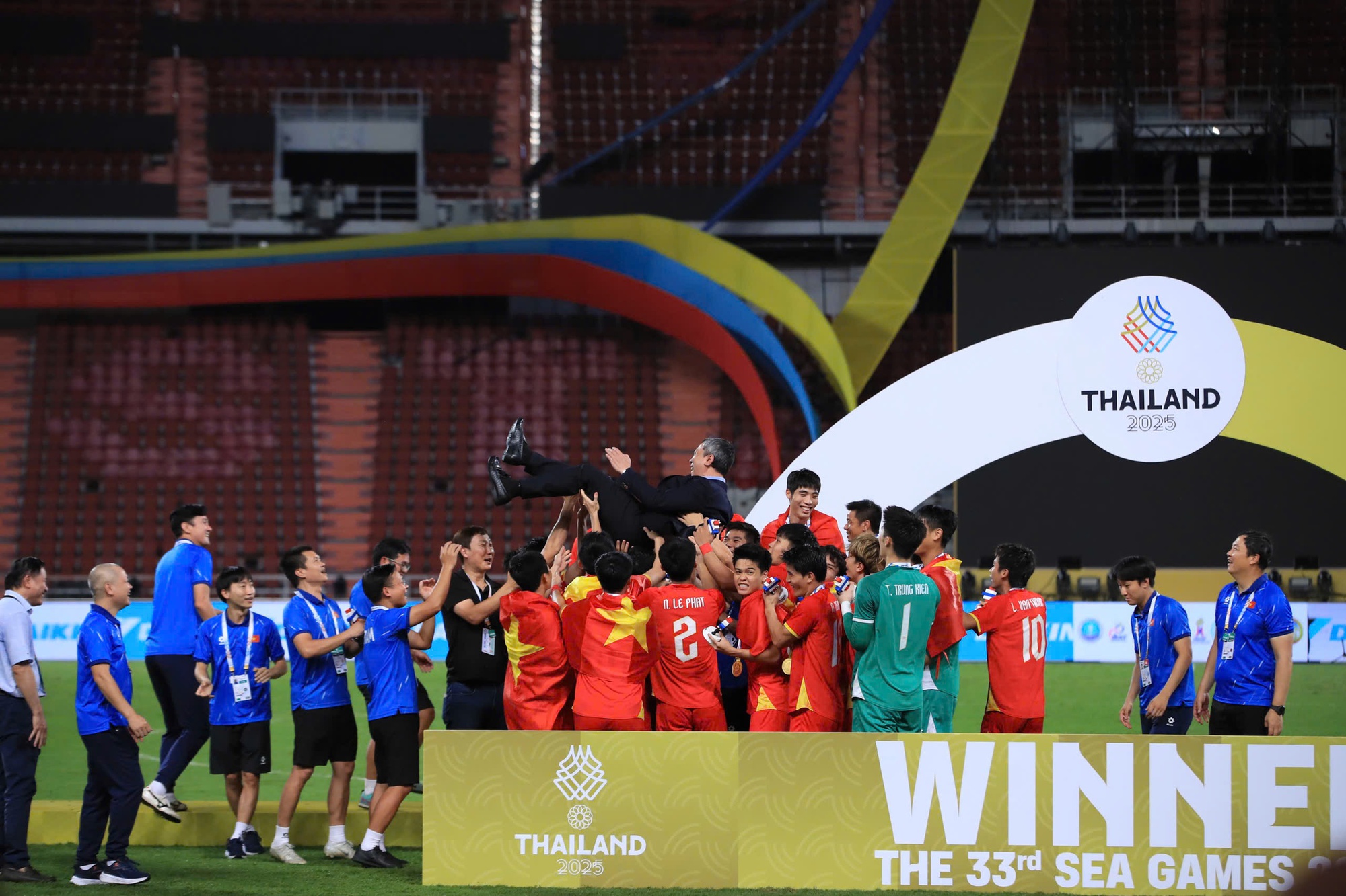 U22 Việt Nam tung HLV Kim Sang-sik l&ecirc;n ăn mừng HCV SEA Games! Đ&atilde; qu&aacute; Việt Nam ơi- Ảnh 8.