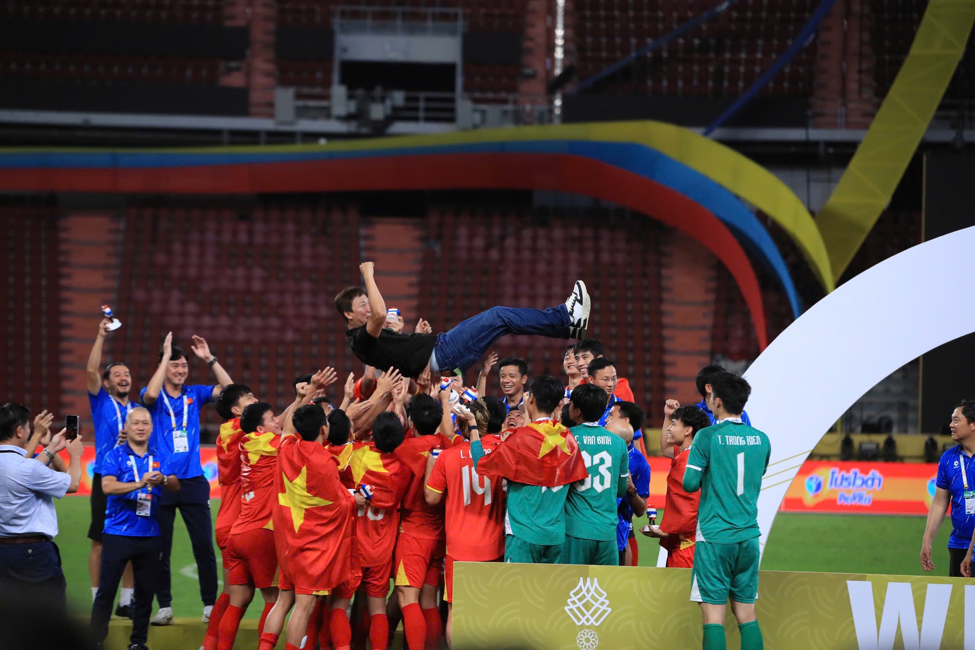 U22 Việt Nam tung HLV Kim Sang-sik l&ecirc;n ăn mừng HCV SEA Games! Đ&atilde; qu&aacute; Việt Nam ơi- Ảnh 1.