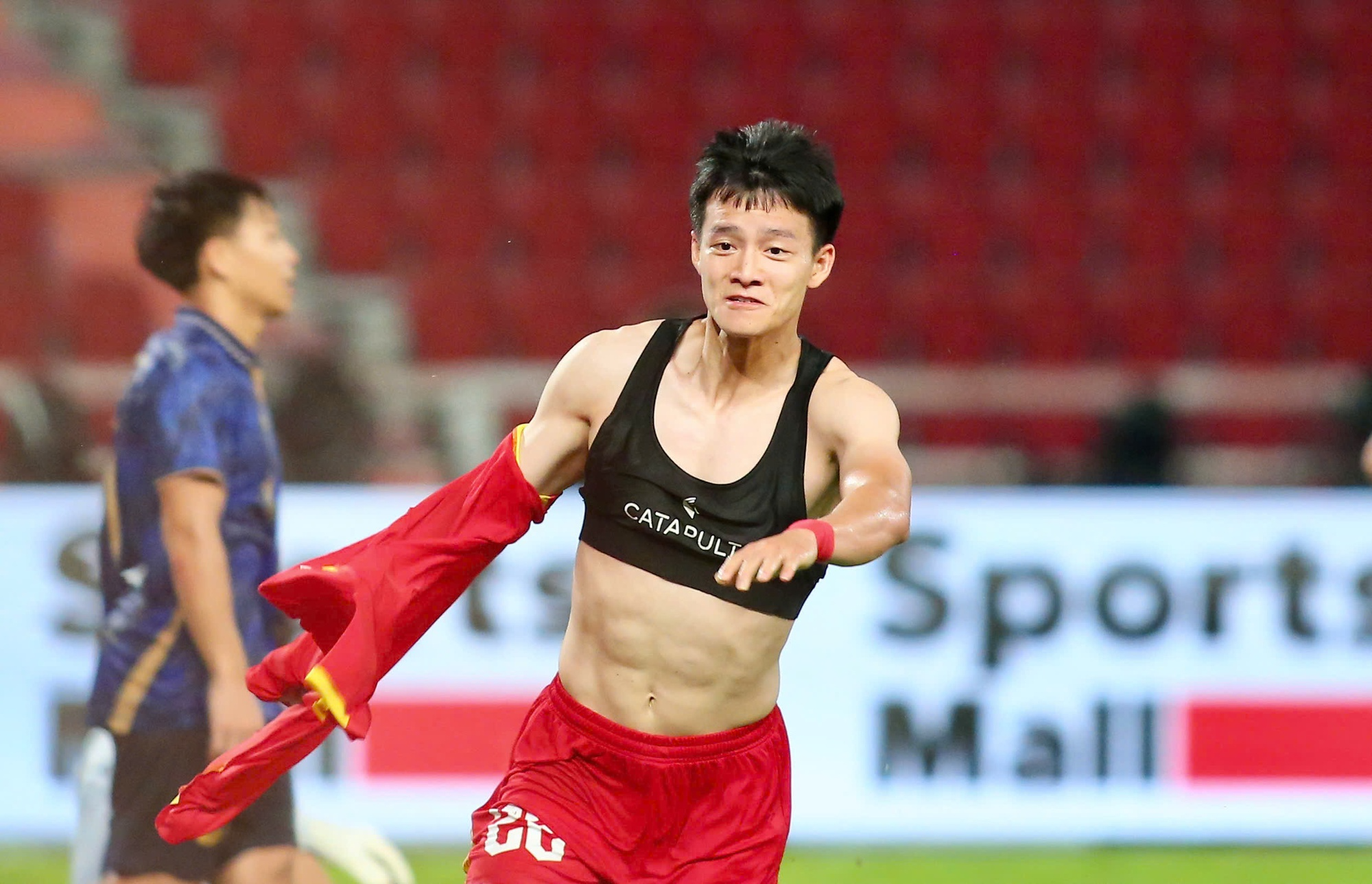 Sự thật về chiếc &ldquo;crop top đen&rdquo; gi&uacute;p Thanh Nh&agrave;n v&agrave; Tiến Linh khoe m&uacute;i, khoe cả chiến thắng- Ảnh 4.