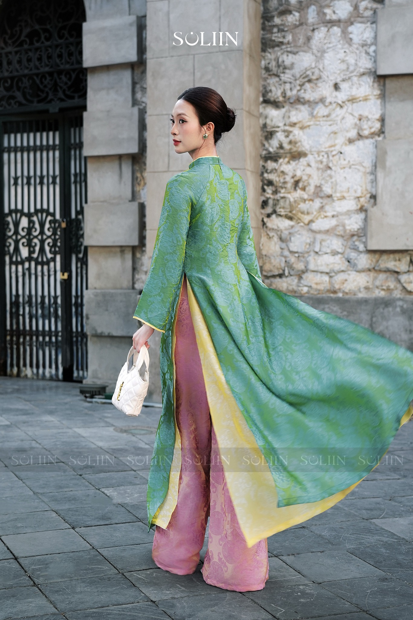 T&acirc;m điểm xu hướng &aacute;o d&agrave;i Tết 2026: &Aacute;o d&agrave;i t&agrave; k&eacute;p (4 t&agrave;) nh&acirc;n đ&ocirc;i vẻ thướt tha, sang chảnh cho ph&aacute;i đẹp- Ảnh 5.