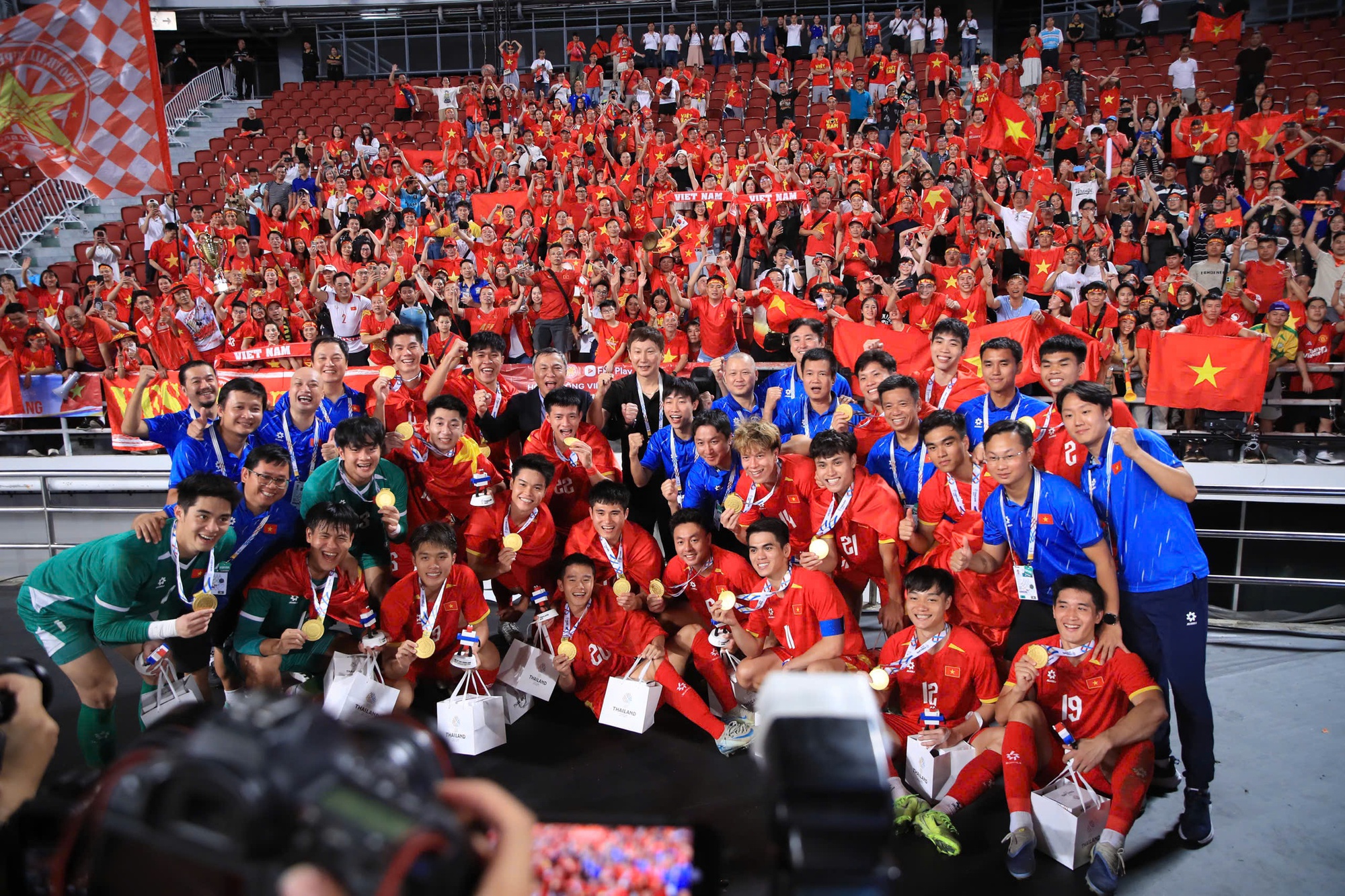 U22 Việt Nam tung HLV Kim Sang-sik l&ecirc;n ăn mừng HCV SEA Games! Đ&atilde; qu&aacute; Việt Nam ơi- Ảnh 6.