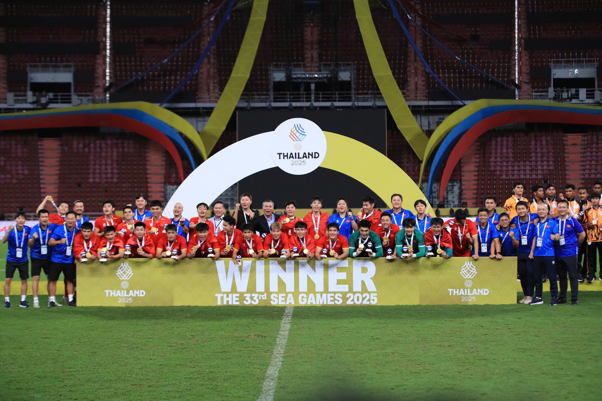 U22 Việt Nam tung HLV Kim Sang-sik l&ecirc;n ăn mừng HCV SEA Games! Đ&atilde; qu&aacute; Việt Nam ơi- Ảnh 5.