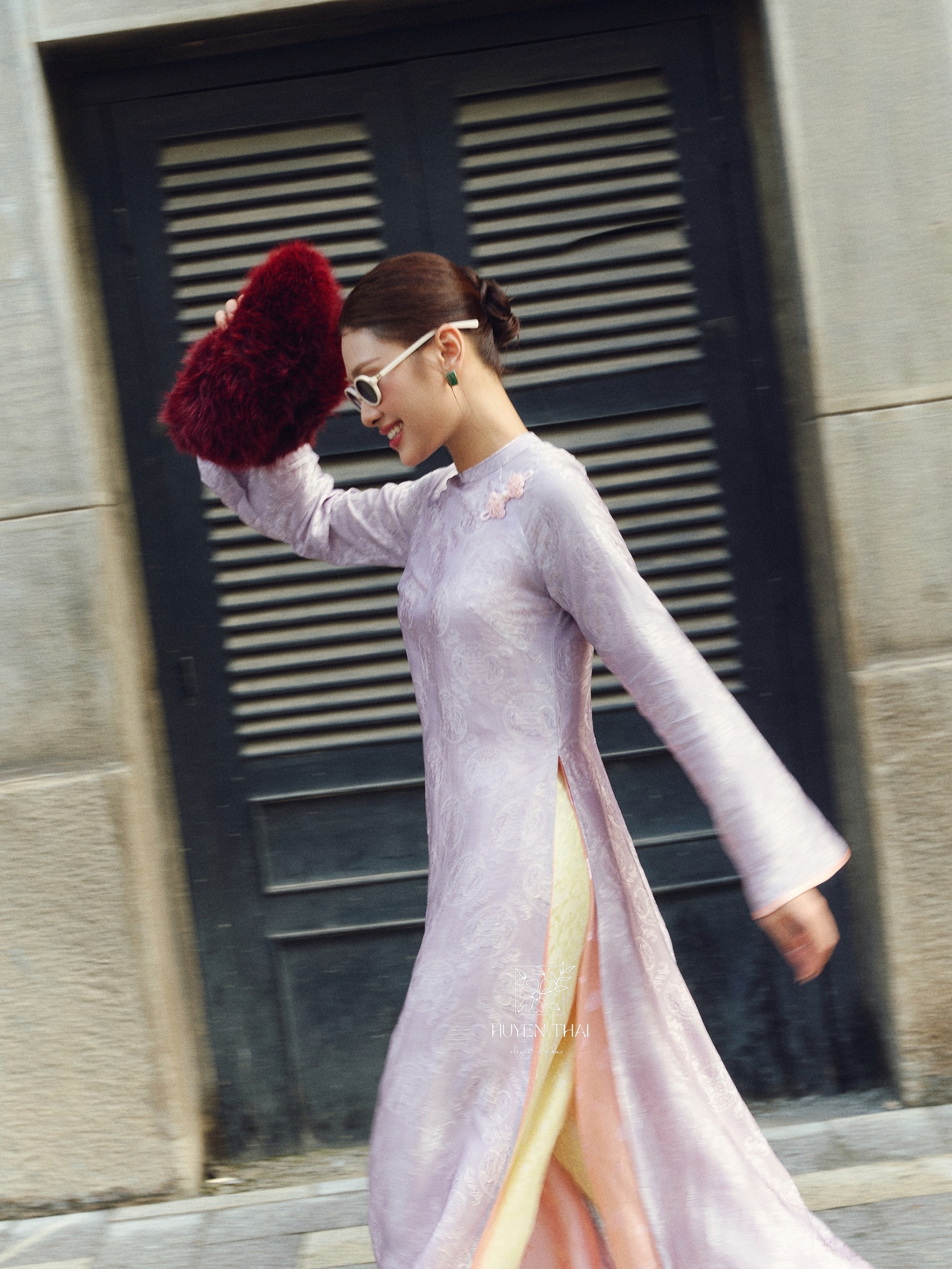 T&acirc;m điểm xu hướng &aacute;o d&agrave;i Tết 2026: &Aacute;o d&agrave;i t&agrave; k&eacute;p (4 t&agrave;) nh&acirc;n đ&ocirc;i vẻ thướt tha, sang chảnh cho ph&aacute;i đẹp- Ảnh 7.