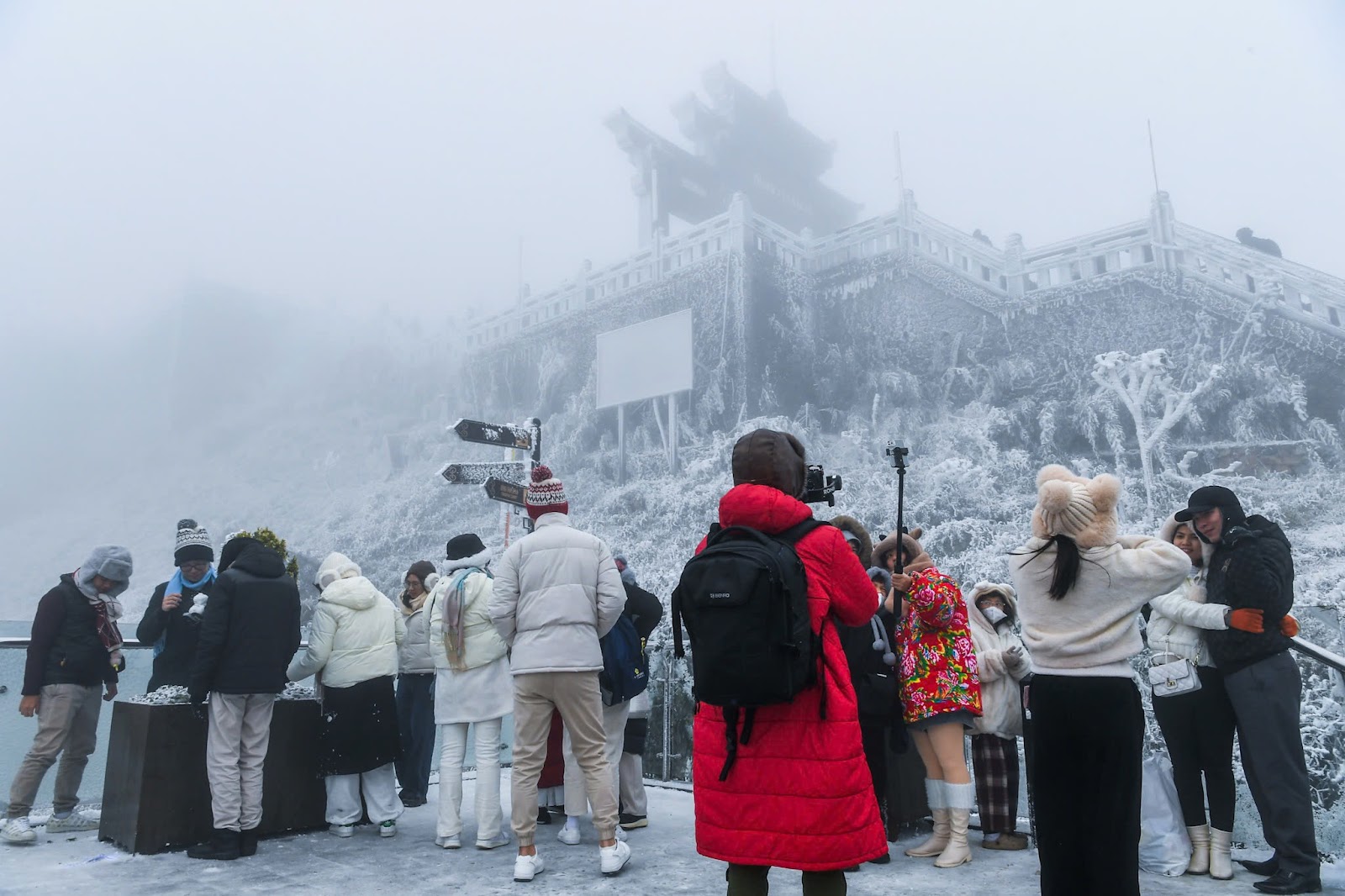 Cảnh tượng tuyết phủ trắng n&oacute;c nh&agrave;, lối đi ở Fansipan đầu năm nay: D&acirc;n t&igrave;nh c&agrave;ng hừng hực kh&iacute; thế đi 