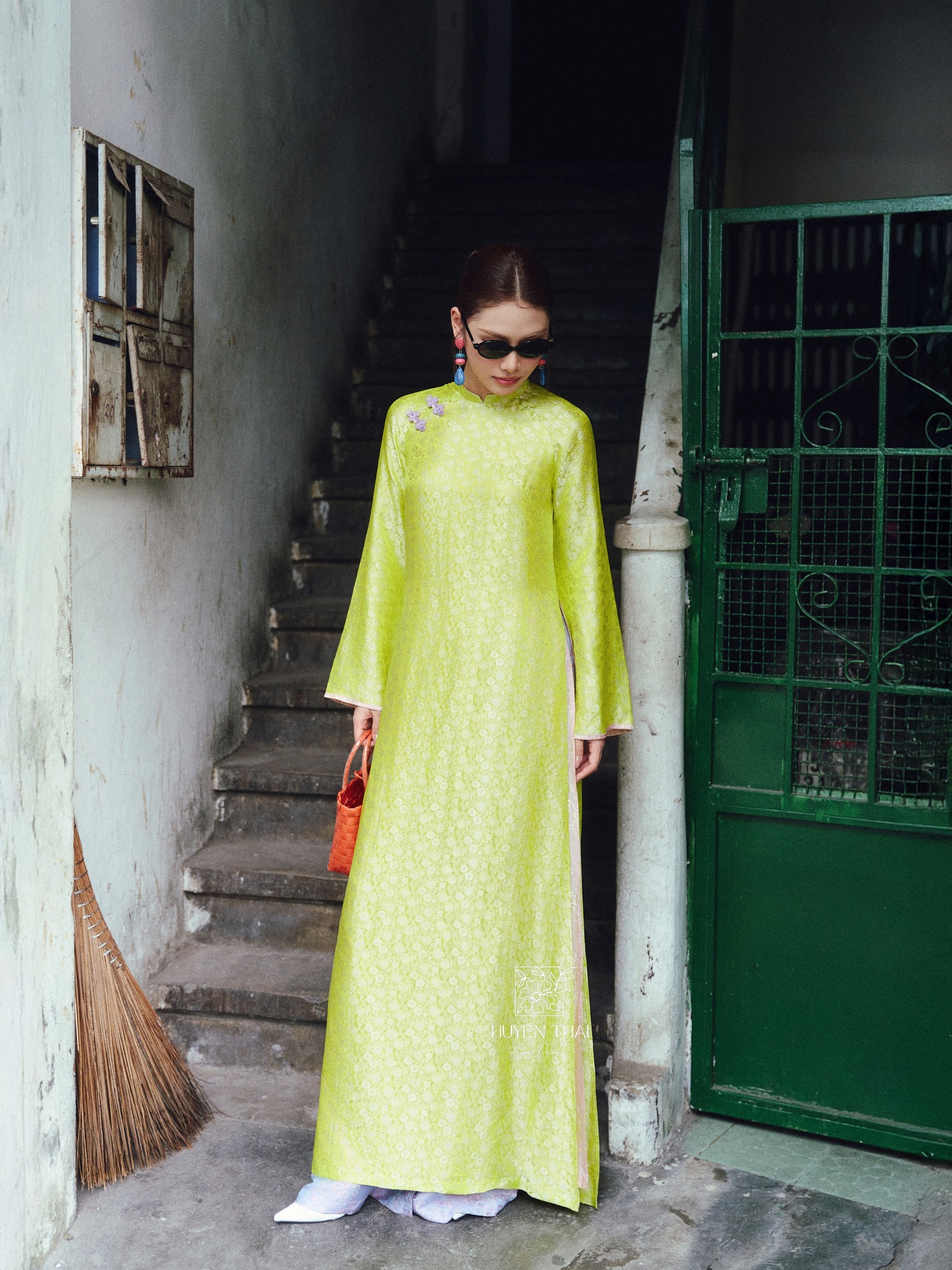 T&acirc;m điểm xu hướng &aacute;o d&agrave;i Tết 2026: &Aacute;o d&agrave;i t&agrave; k&eacute;p (4 t&agrave;) nh&acirc;n đ&ocirc;i vẻ thướt tha, sang chảnh cho ph&aacute;i đẹp- Ảnh 6.