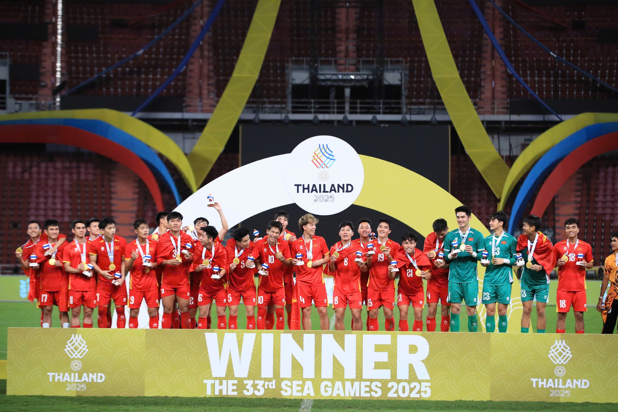 U22 Việt Nam tung HLV Kim Sang-sik l&ecirc;n ăn mừng HCV SEA Games! Đ&atilde; qu&aacute; Việt Nam ơi- Ảnh 3.