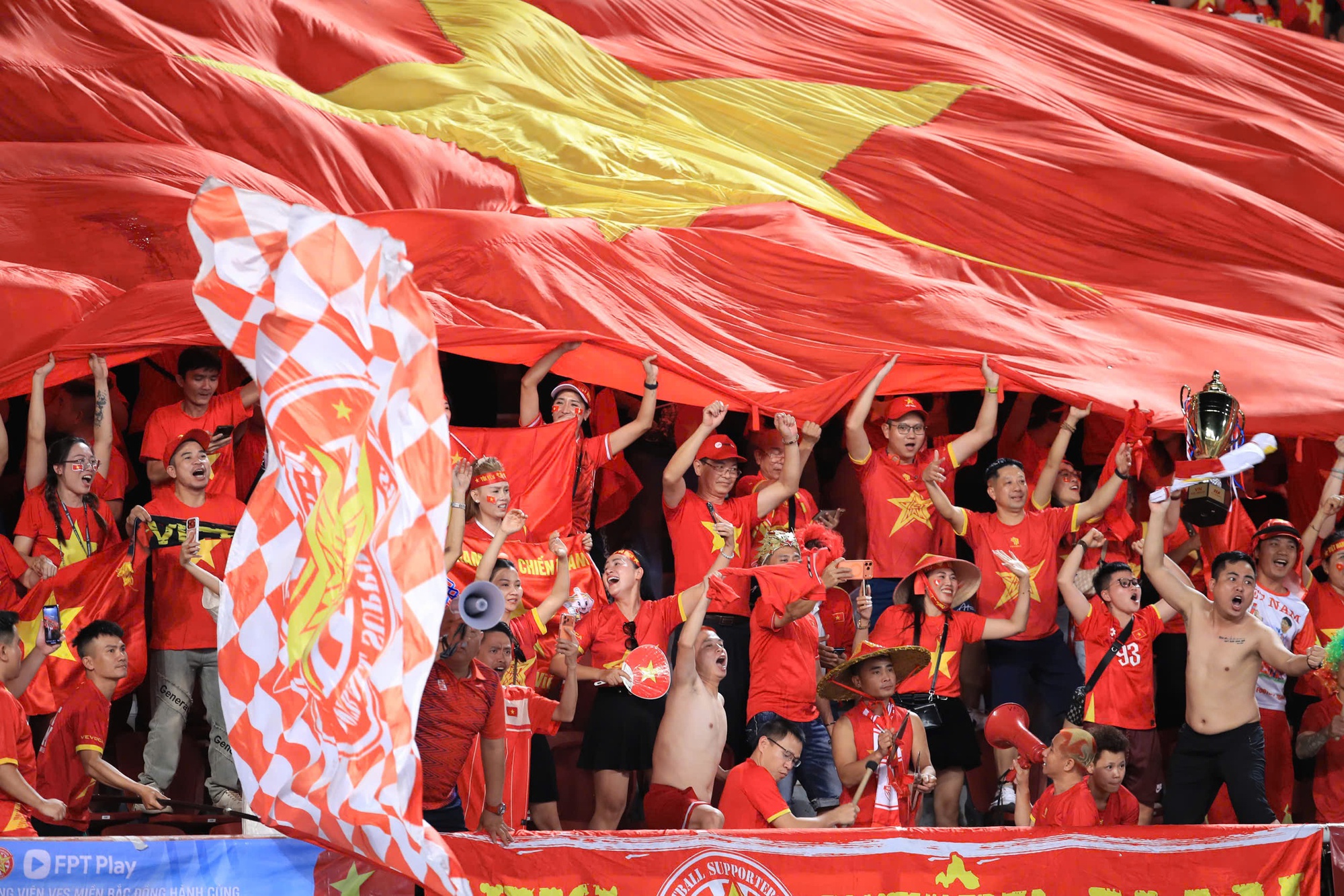 Phỏng vấn cầu thủ U22 Việt Nam: Lộ l&yacute; do ngược d&ograve;ng kịch t&iacute;nh khiến U22 Th&aacute;i Lan 