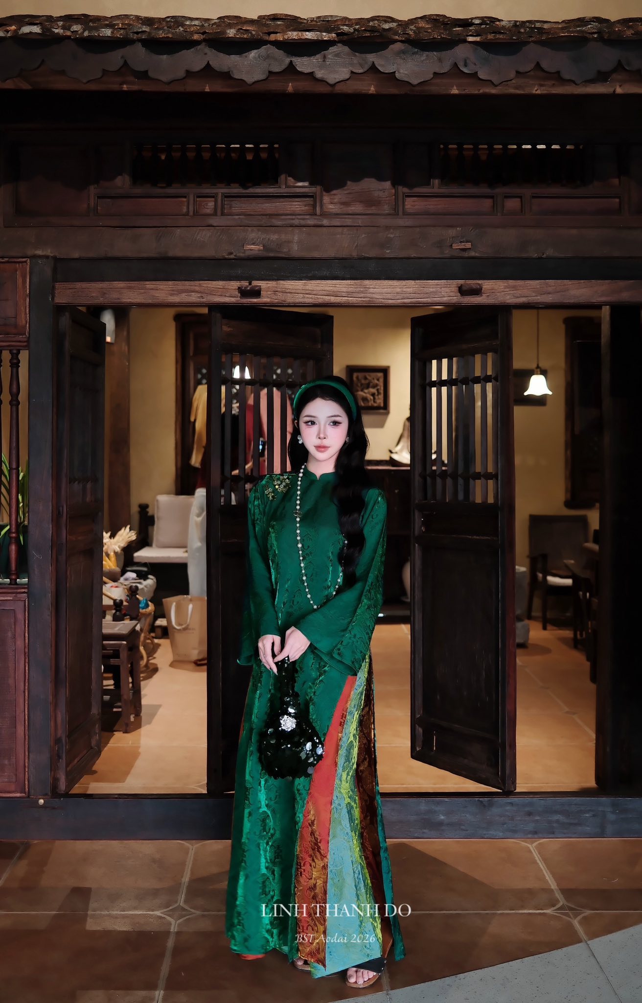 T&acirc;m điểm xu hướng &aacute;o d&agrave;i Tết 2026: &Aacute;o d&agrave;i t&agrave; k&eacute;p (4 t&agrave;) nh&acirc;n đ&ocirc;i vẻ thướt tha, sang chảnh cho ph&aacute;i đẹp- Ảnh 2.