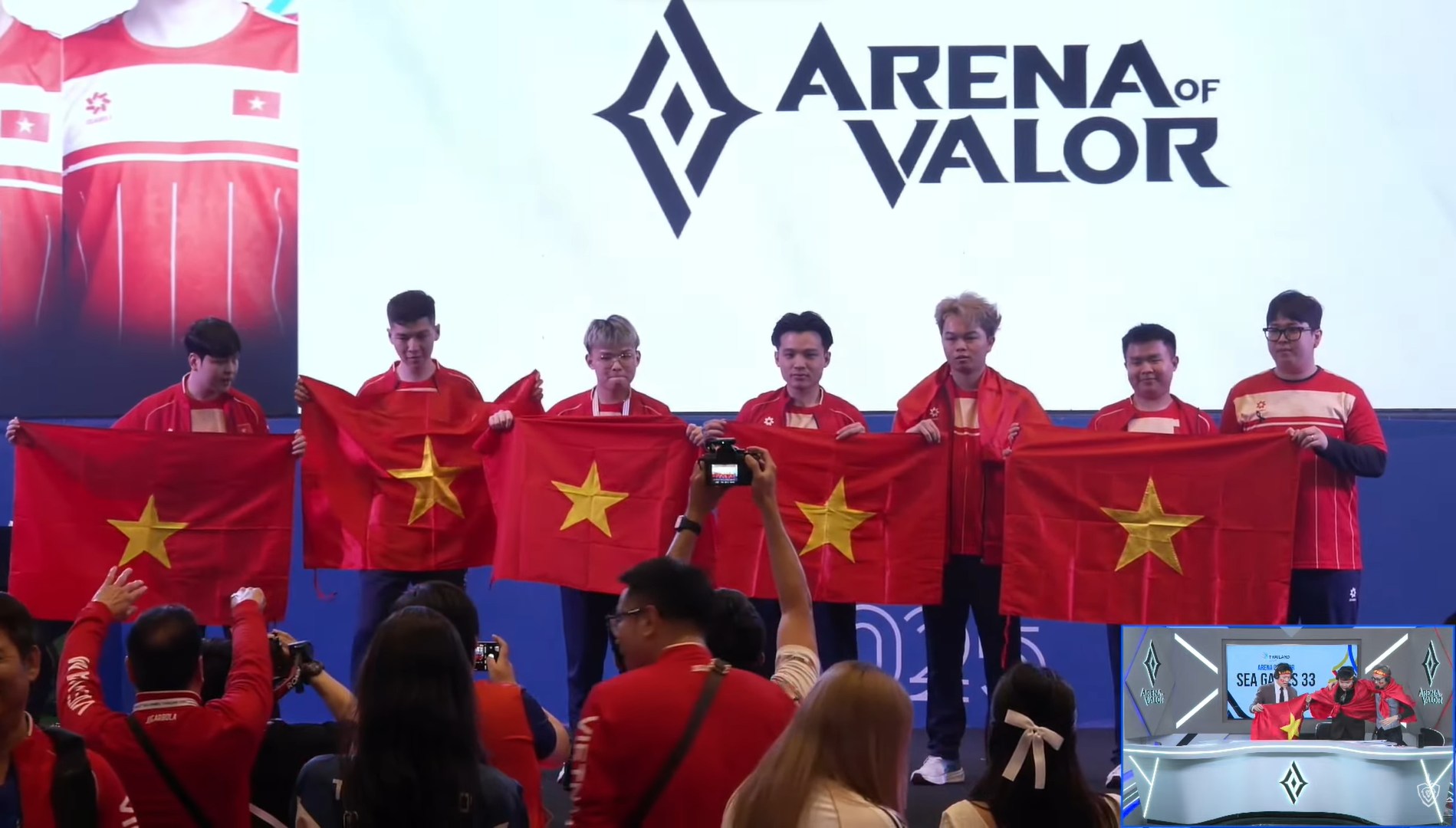 Khoảnh khắc đặc biệt nhất ng&agrave;y h&ocirc;m nay: Tuyển thủ Việt Nam n&acirc;ng ghế ăn mừng Huy chương V&agrave;ng SEA Games- Ảnh 4.