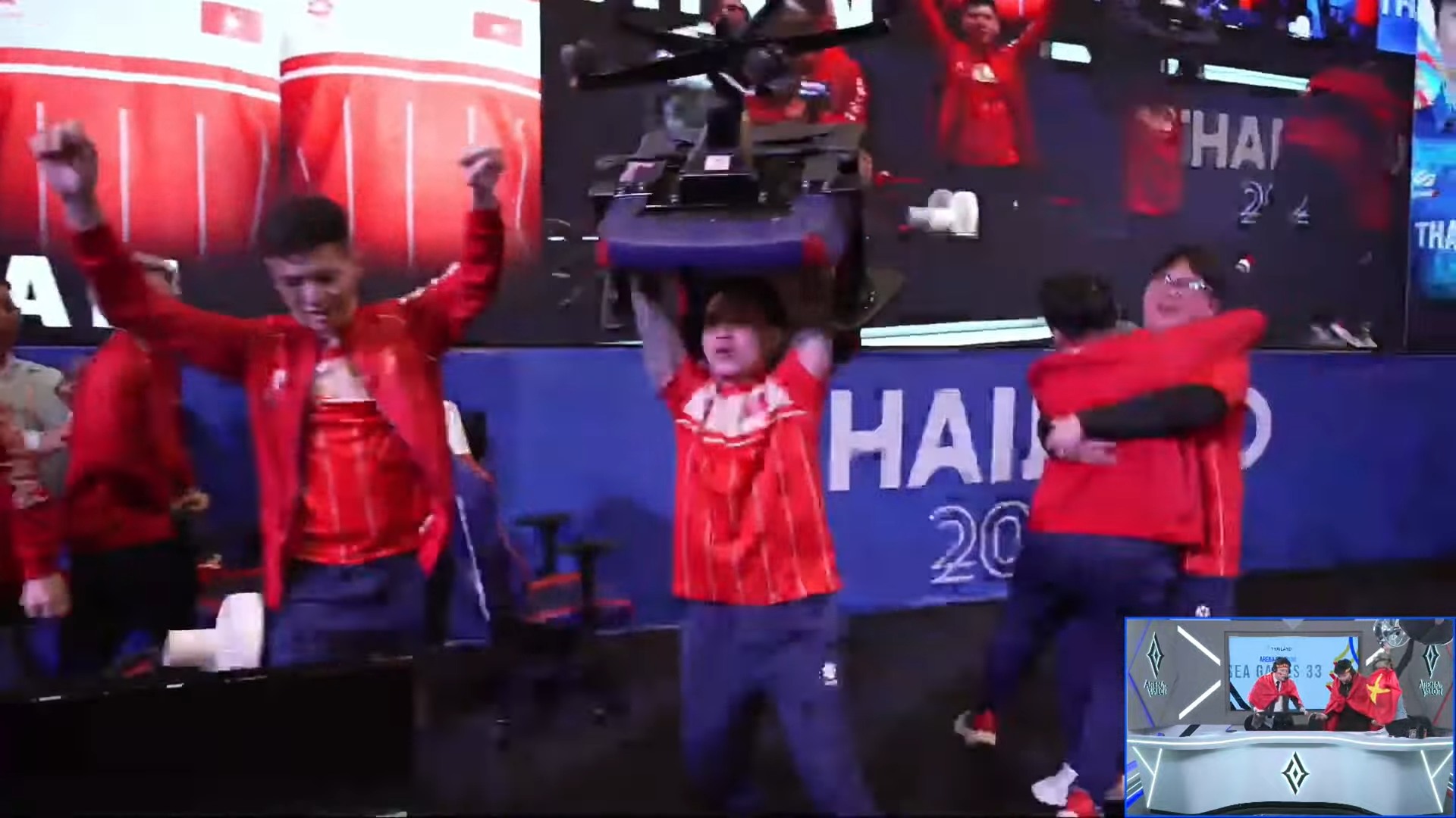 Khoảnh khắc đặc biệt nhất ng&agrave;y h&ocirc;m nay: Tuyển thủ Việt Nam n&acirc;ng ghế ăn mừng Huy chương V&agrave;ng SEA Games- Ảnh 2.