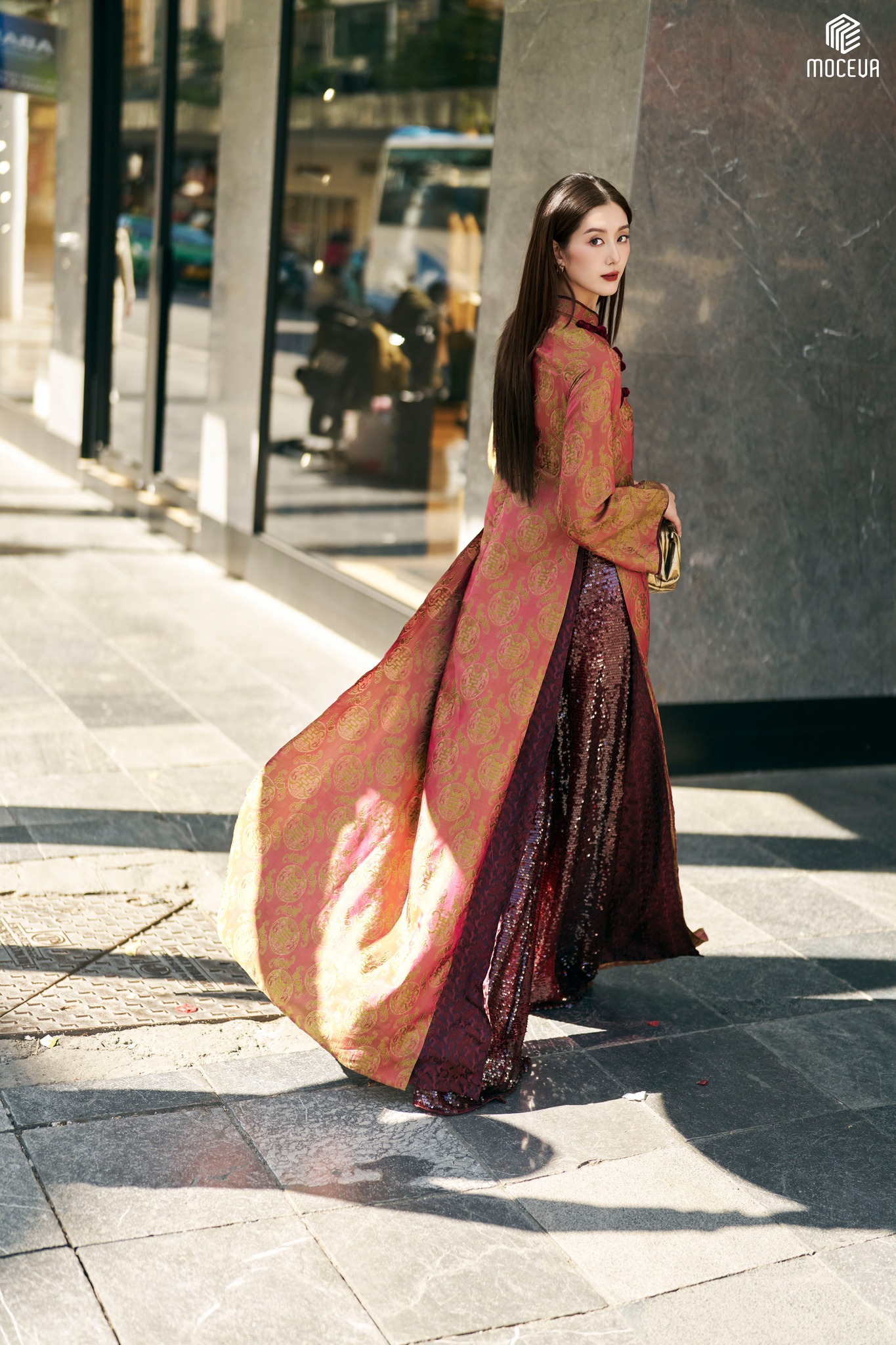 T&acirc;m điểm xu hướng &aacute;o d&agrave;i Tết 2026: &Aacute;o d&agrave;i t&agrave; k&eacute;p (4 t&agrave;) nh&acirc;n đ&ocirc;i vẻ thướt tha, sang chảnh cho ph&aacute;i đẹp- Ảnh 8.