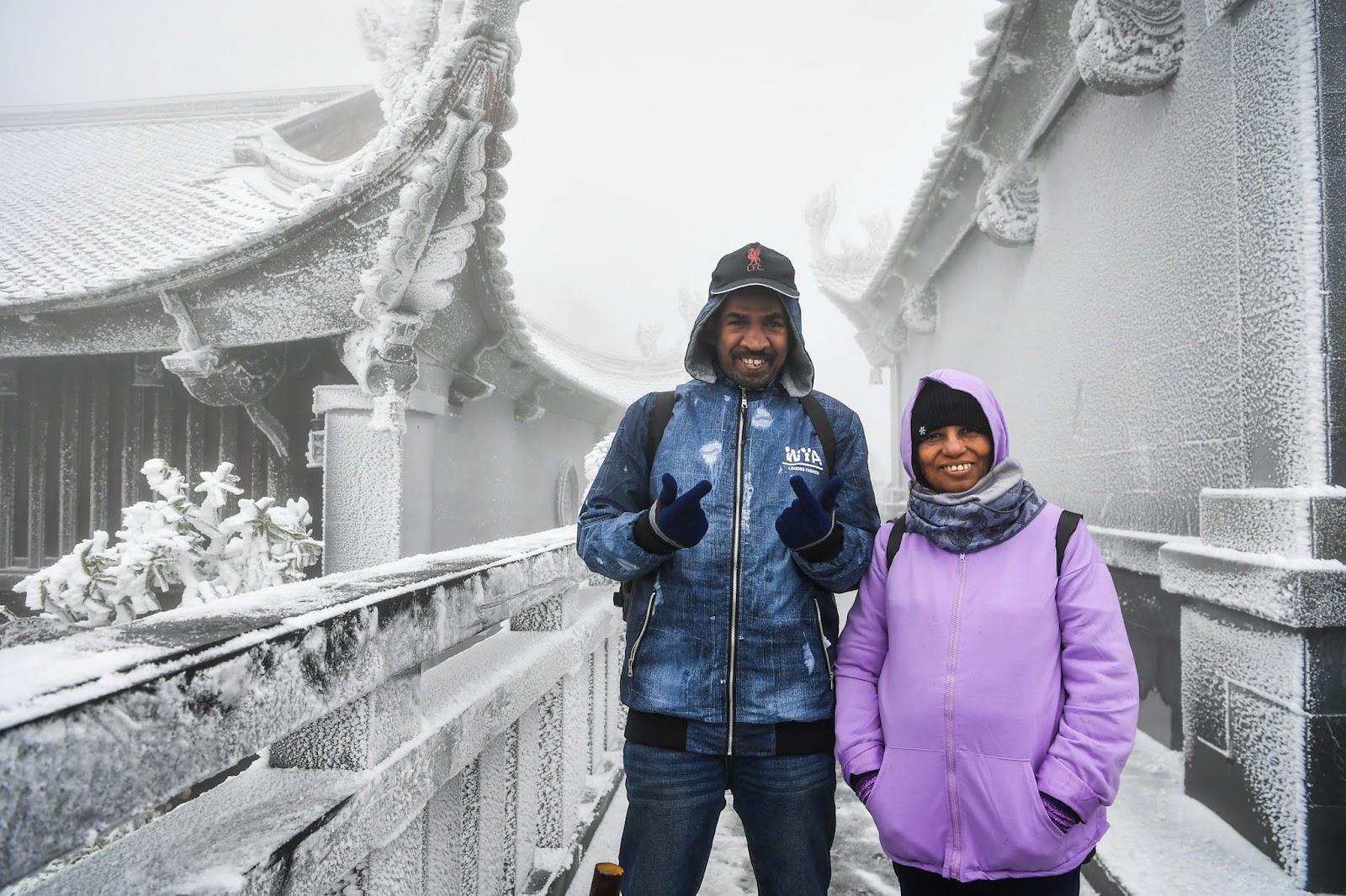 Cảnh tượng tuyết phủ trắng n&oacute;c nh&agrave;, lối đi ở Fansipan đầu năm nay: D&acirc;n t&igrave;nh c&agrave;ng hừng hực kh&iacute; thế đi 